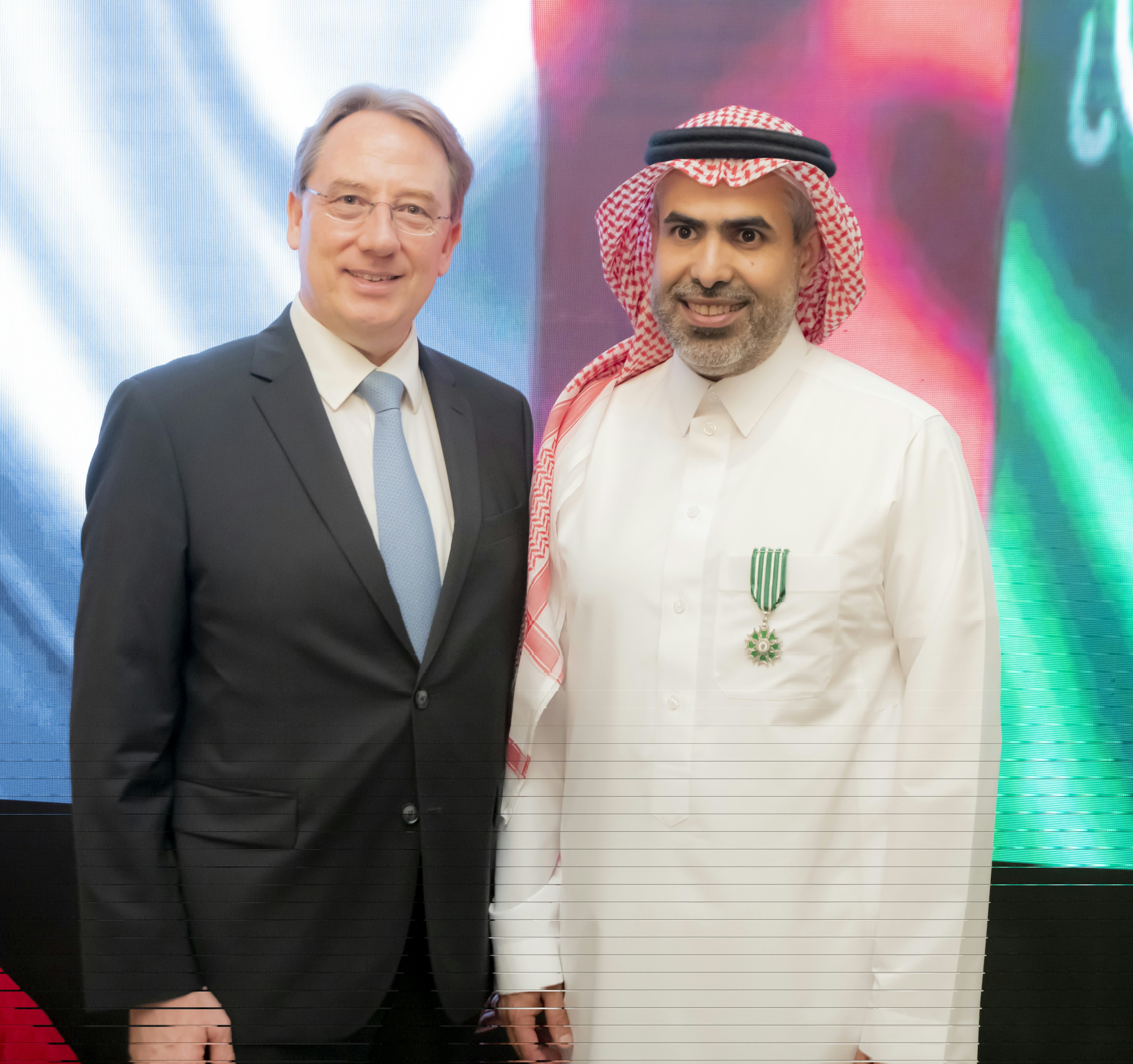  الفنان السعودي أحمد ماطر برفقة السفير الفرنسي 