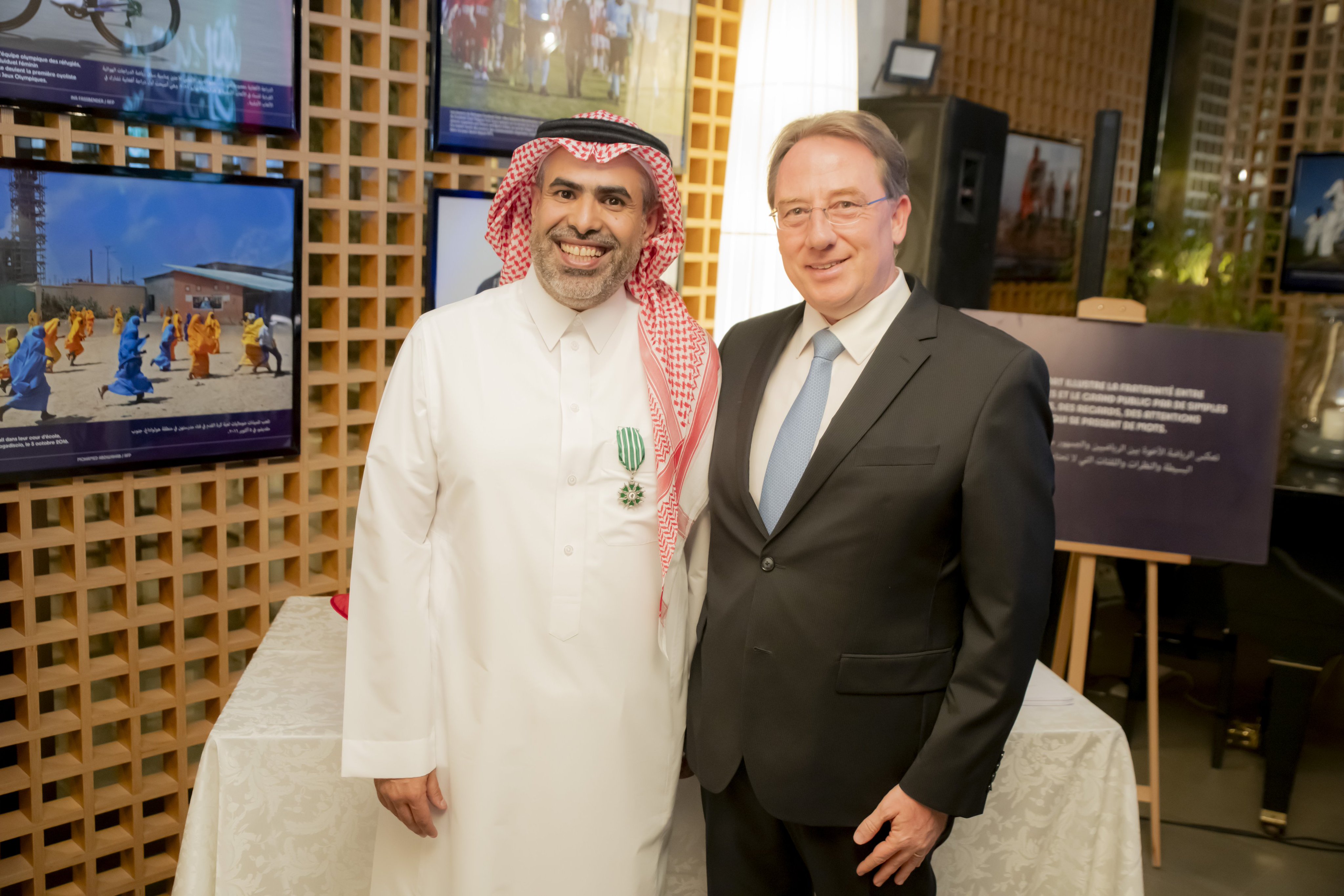  وسعادة كبيرة من الفنان السعودي بالوسام الفرنسي 