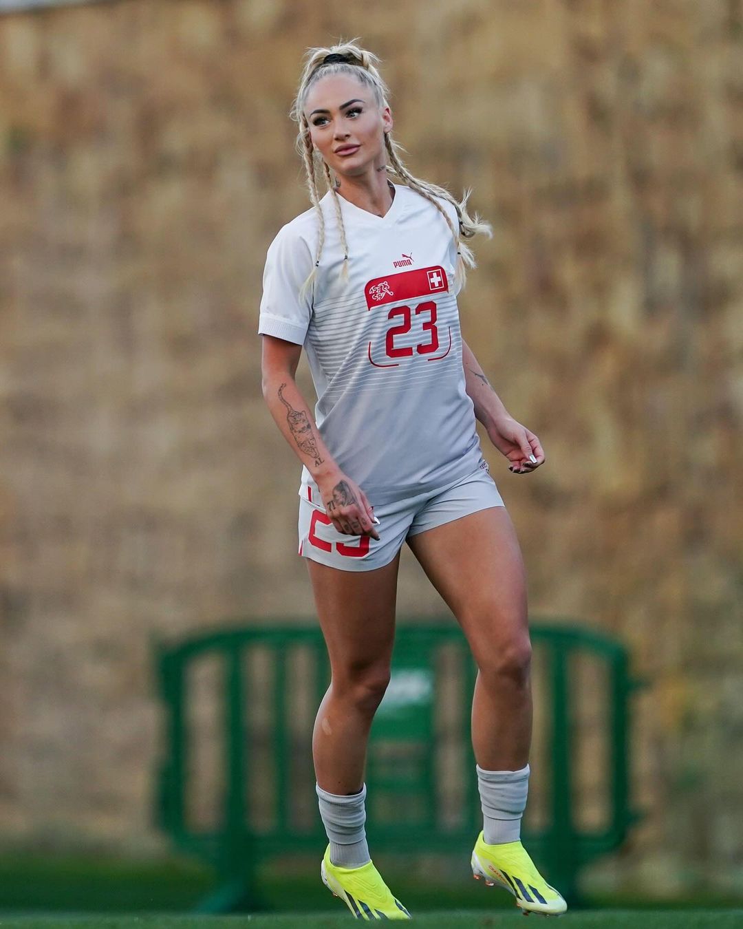  أليشا ليمان بقميص المنتخب السويسري لكرة القدم 
