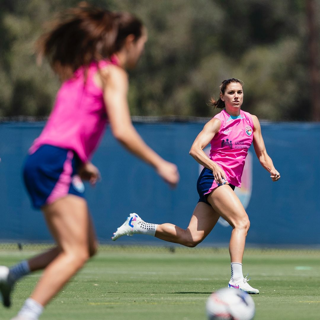  الموهوبة أليكس مورغان في تدريبات فريقها. 