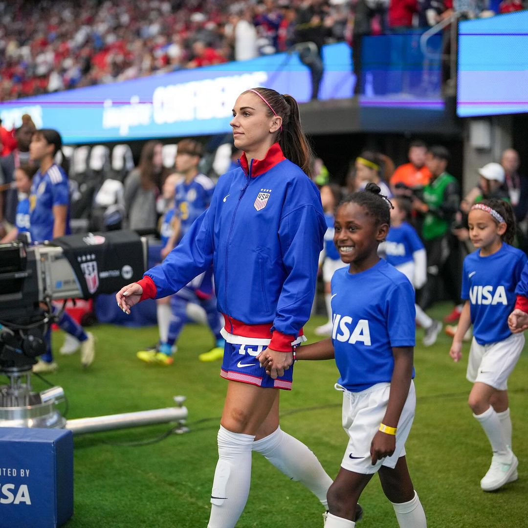  الموهوبة أليكس مورغان مع منتخب بلادها. 