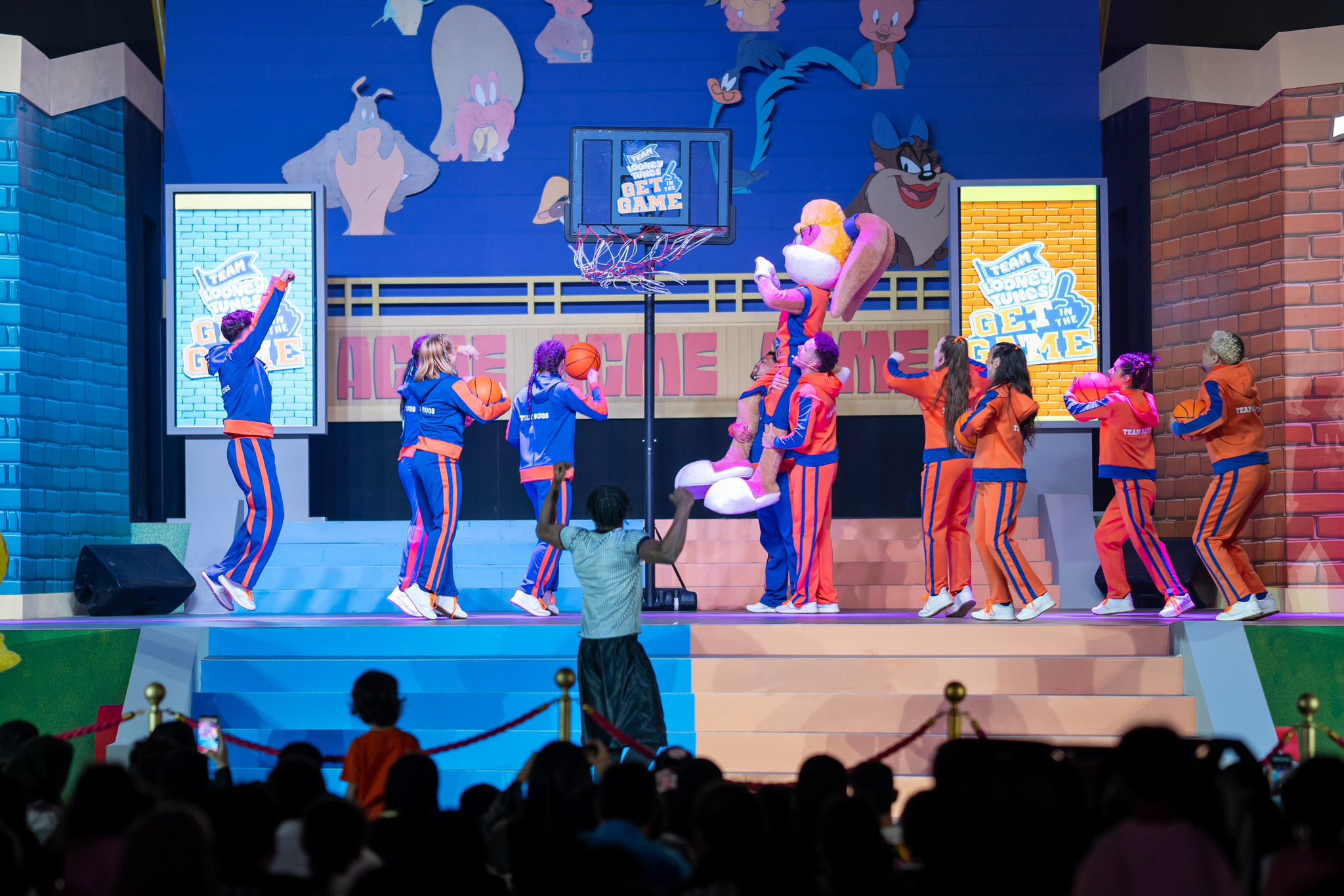  قصص خيالية يعيشها الزوار في ورنر برذرز 