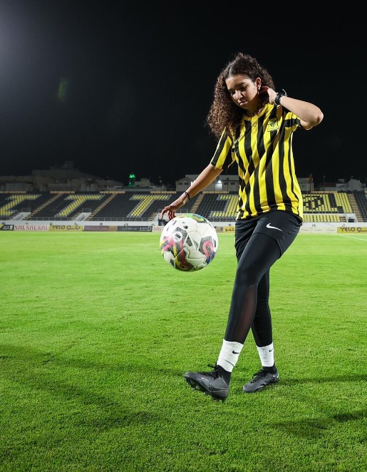  مريم التميمي تداعب كرة القدم. 