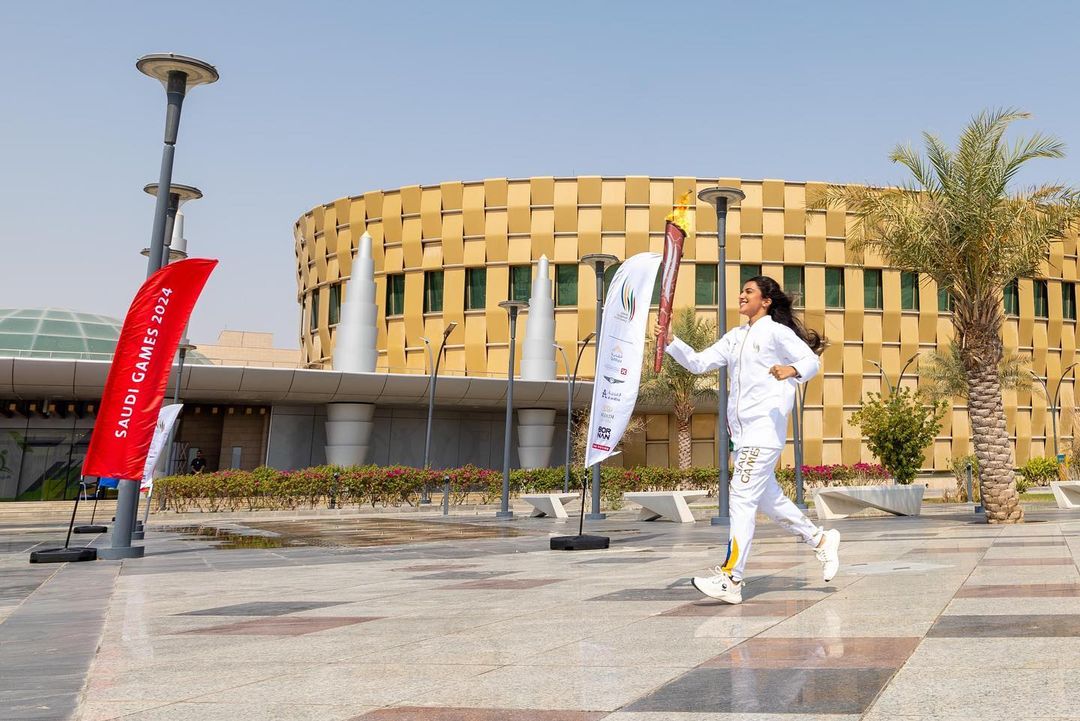  سارة الصالح بطلة الريشة الطائرة تحمل الشعلة الخاصة بدورة الألعاب السعودية