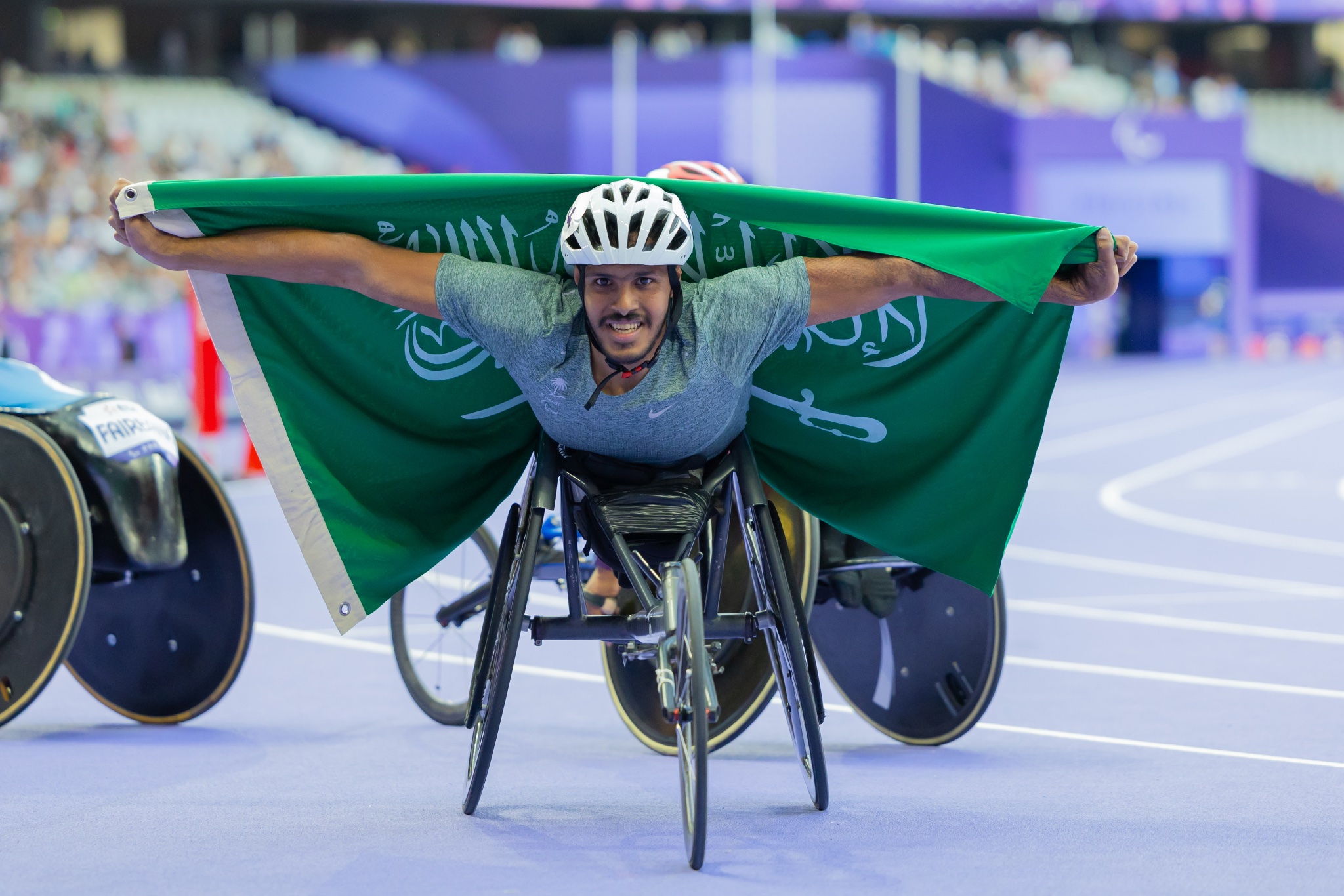  بطل المملكة يحمل علم السعودية بعد التتويج التاريخي 