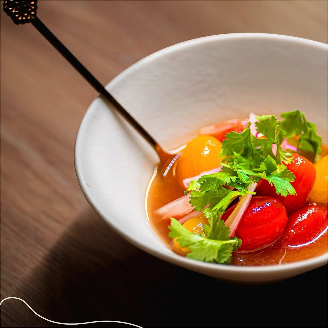  ألوان تزيد من سحر المذاق في مطعم هوتشو. 