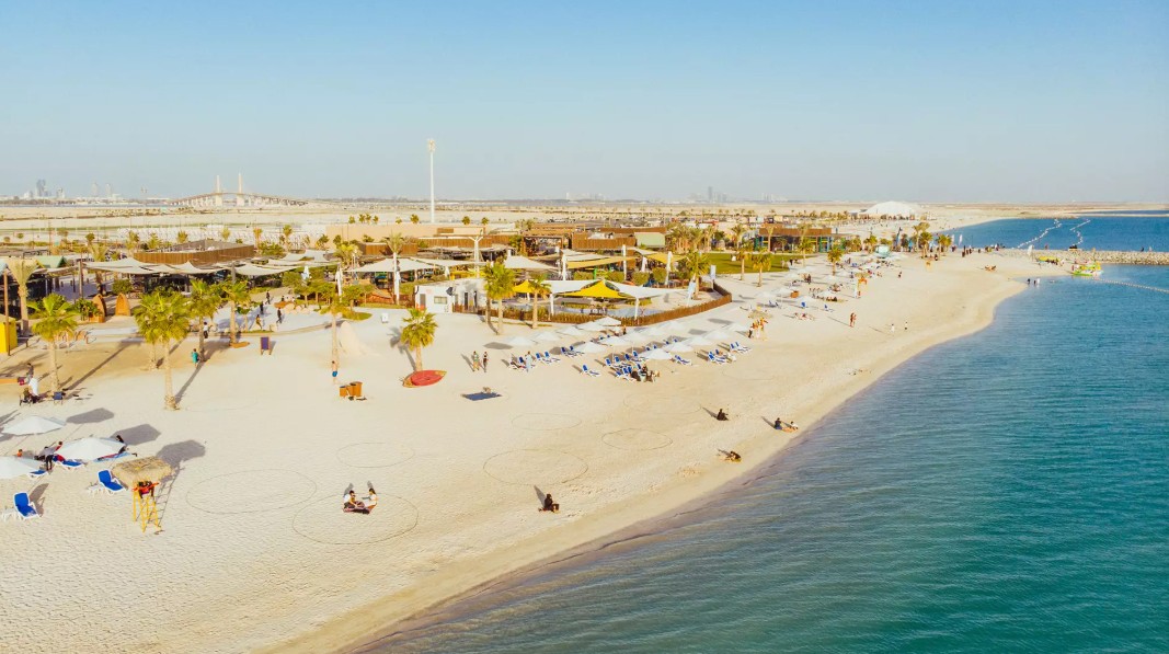  أجواء ساحرة تنتظر زوار شاطئ مار فيستا الحديريات. 