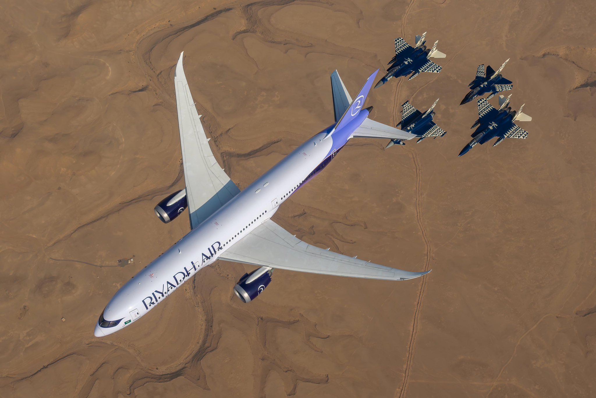  فوق ربوع المملكة الشامخة تحلق جميلة لترفع راية السعودية خفاقة بين النجوم 