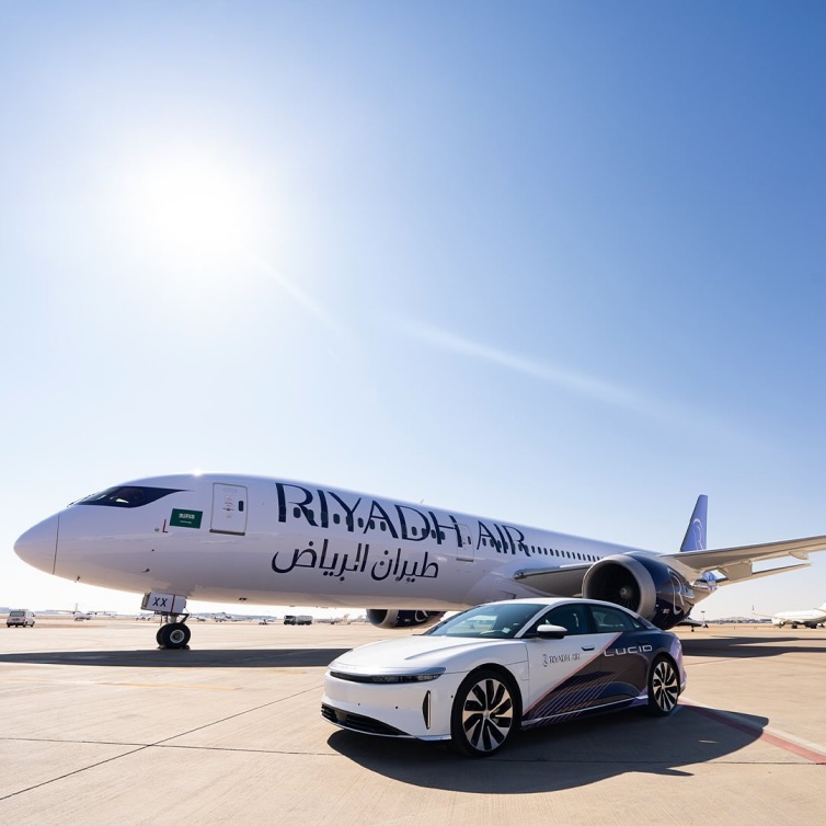  لوسيد تقف بكل الفخر بجوار الطائرة جميلة 