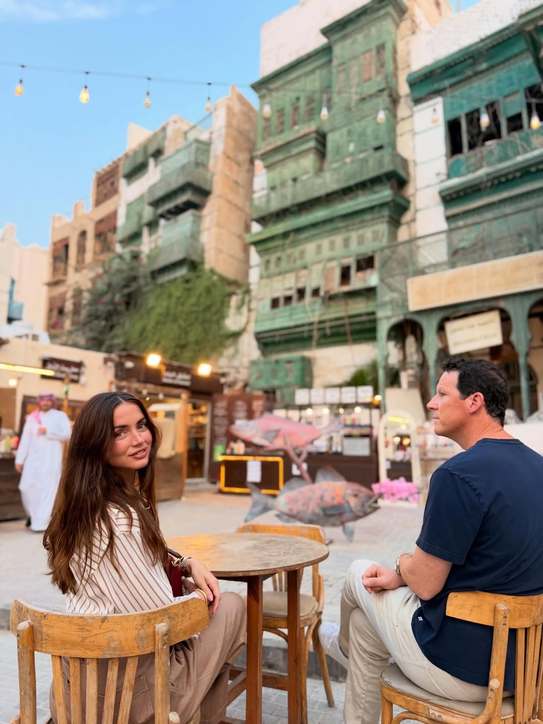  آنا دي أرماس وتجربة مميزة لكوب من القهوة في محمصة وكافيه ميناء 