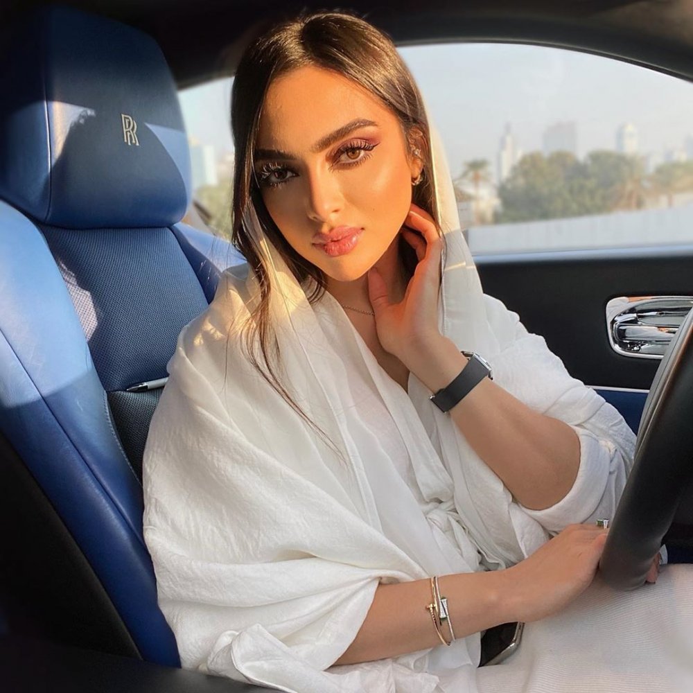 طرق تنسيق المجوهرات مع العبايات على طريقة المدونة الاماراتقة جوري