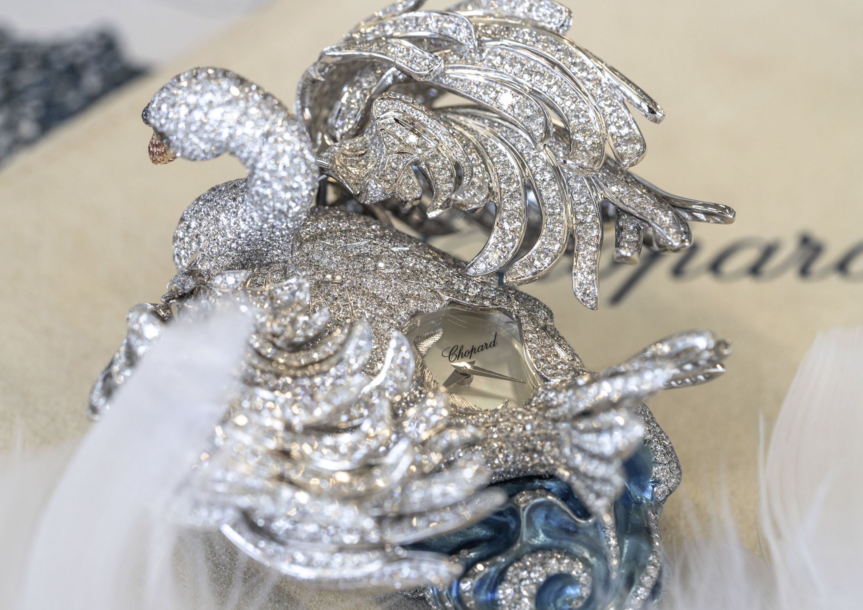 ساعة Swan Lake خفية مصنوعة من الذهب الأبيض الأخلاقي عيار 18 قيراط والتيتانيوم