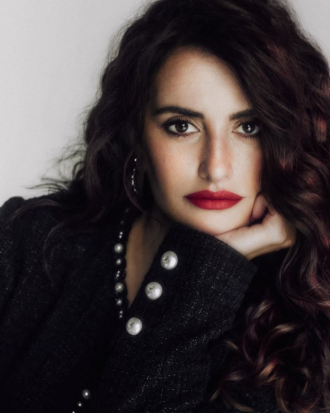 اطلالة بينيلوبي كروز Penélope Cruz بأحمر الشفاه الكرزي
