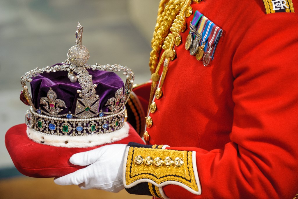  التاج الإمبراطوري The Imperial State Crown يتكون من العديد من الجواهر ويزن حوالي 3 أرطال