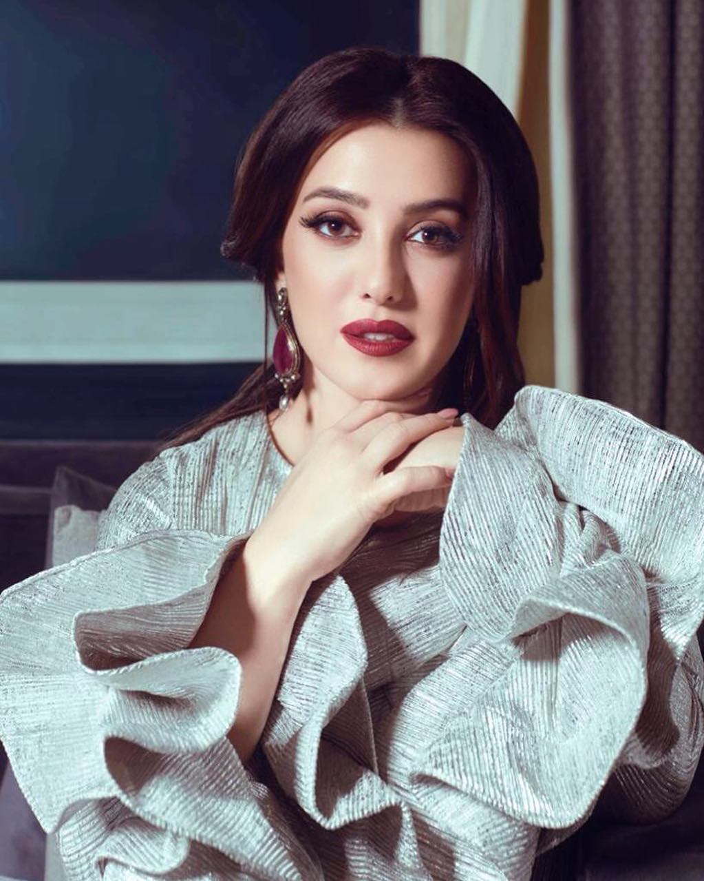 النجمة السورية كندة علوش بأقراط مرصعة بالياقوت الأحمر من علامة Dima Jewellery