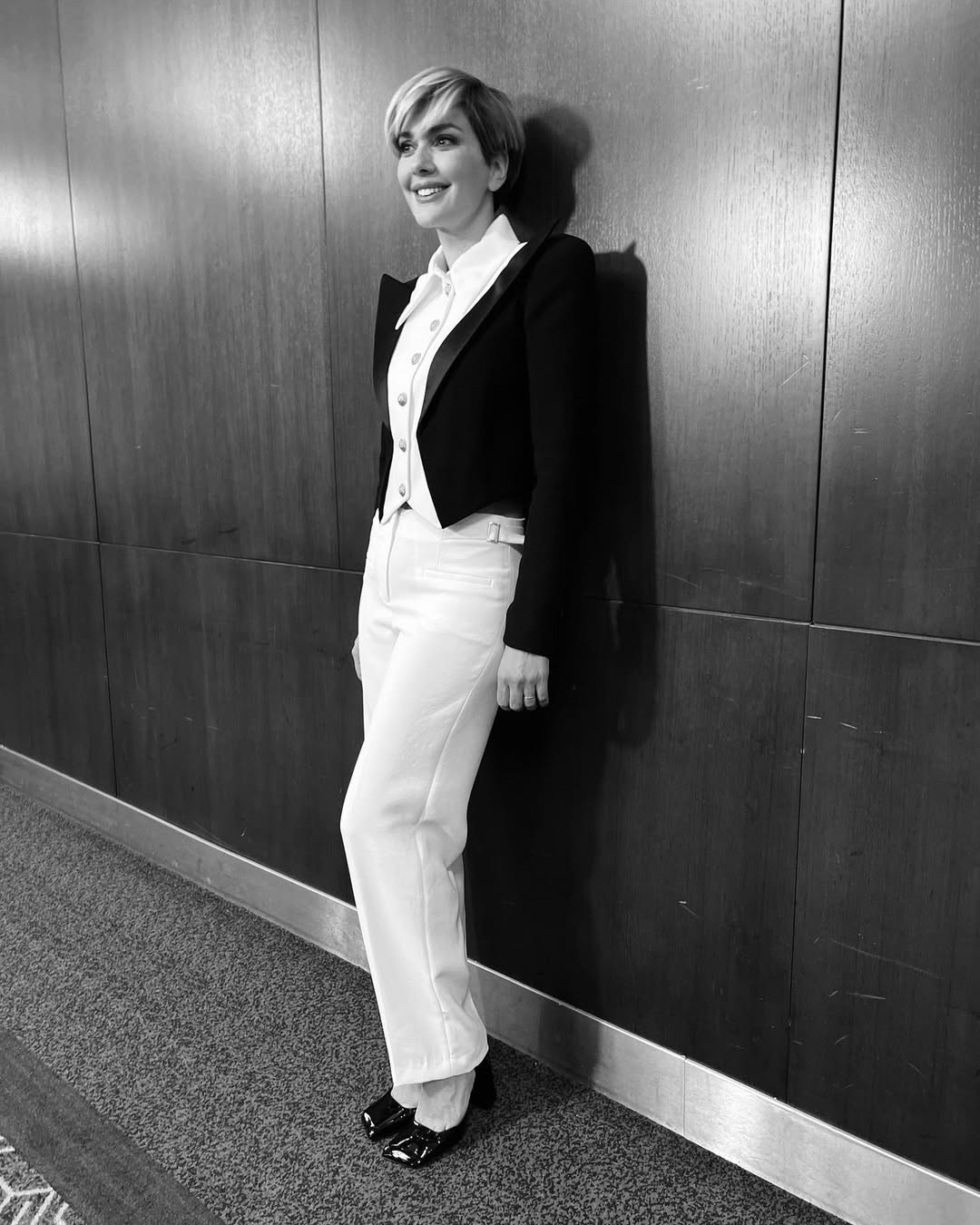  برجوزار كوريل بإطلالة بالأبيض والأسود 