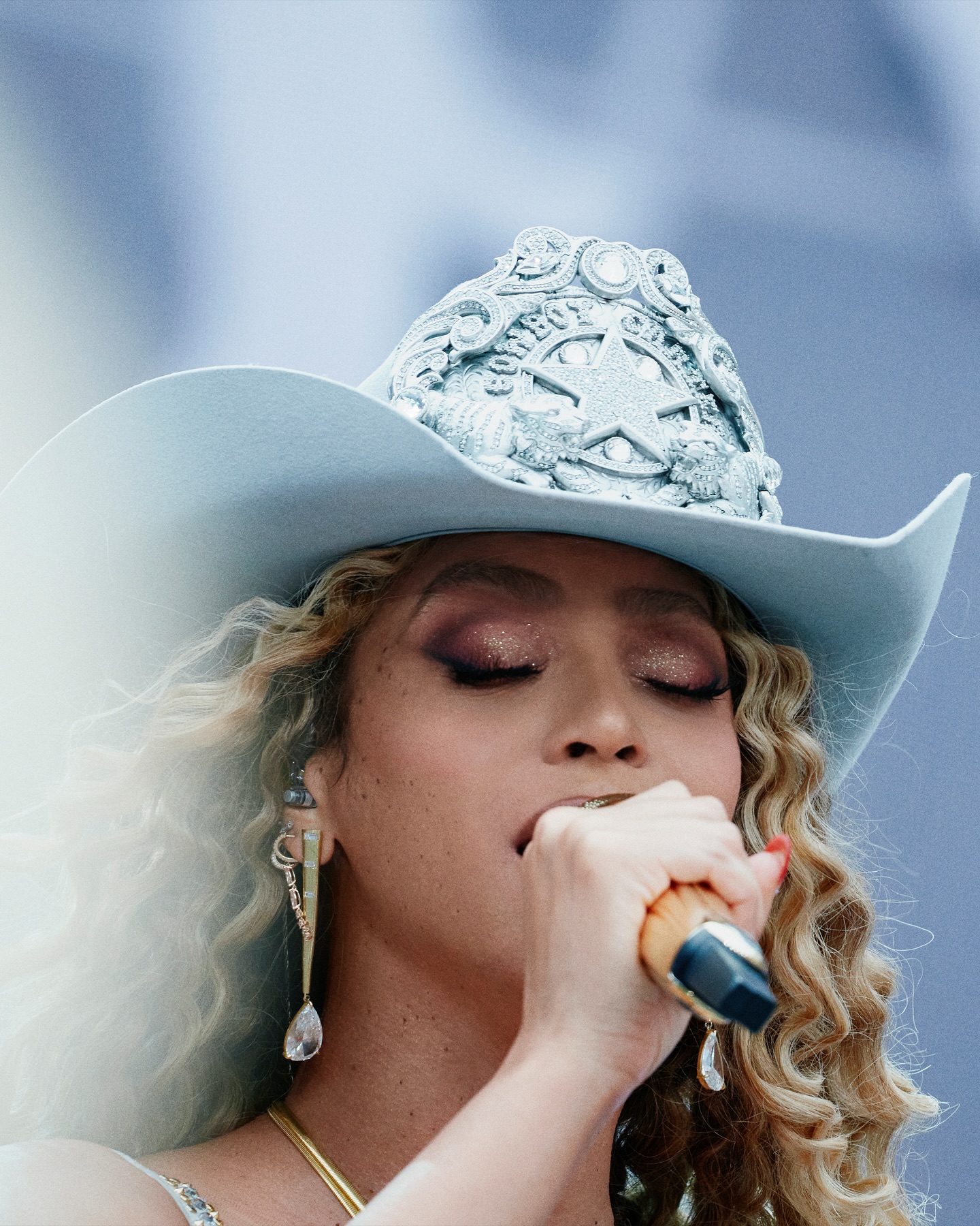 بيونسيه Beyonce بعقد فاخر مرصّع بالألماس من لورين شوارتز