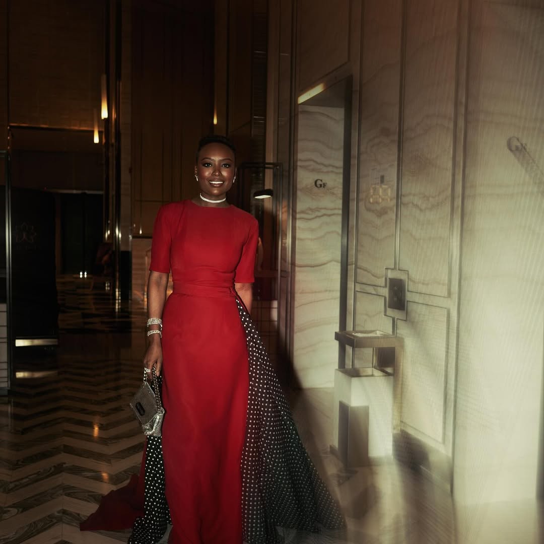  خديجة معاذ بالفستان الأحمر الطويل بالقصة المجسمة والأكمام القصيرة 