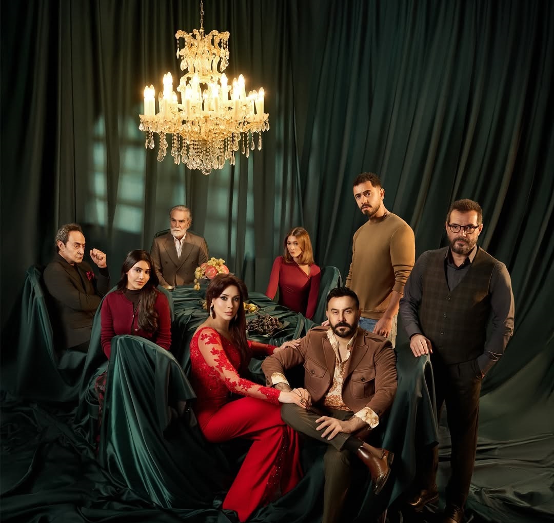 آدم يغني شارة مسلسل "بخمس أرواح"