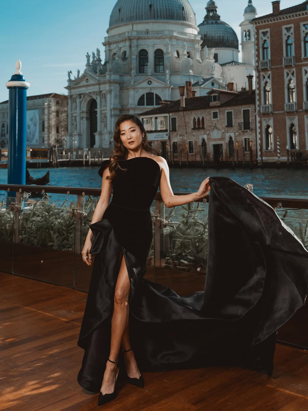 آشلي بارك بفستان مكشوف الأكتاف من المخمل الأسود