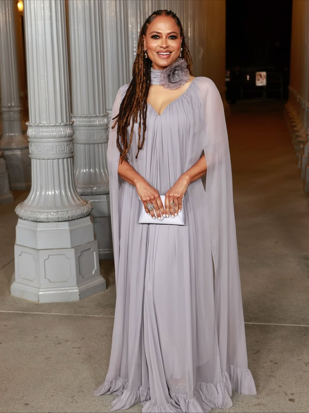 آفا دوفيرناي بفستان فضفاض بقصة كاب بفتحات الذراعين