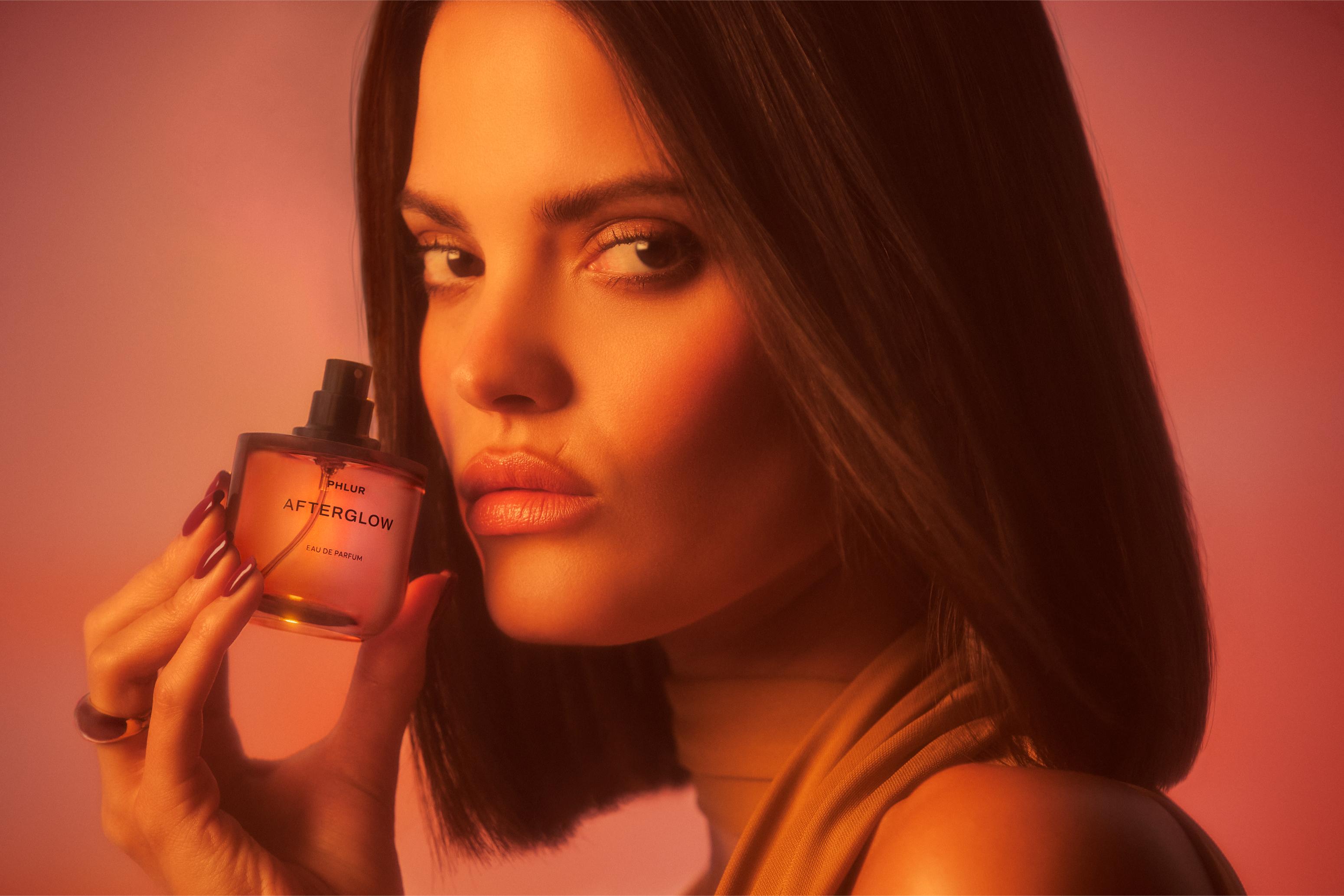 آفترغلو AFTERGLOW هو عطر عنبريّ مسكيّ دافئ، مستوحى من اندفاع البدايات الأولى للتواصل – مشرق وجذّاب ولا يُنسى