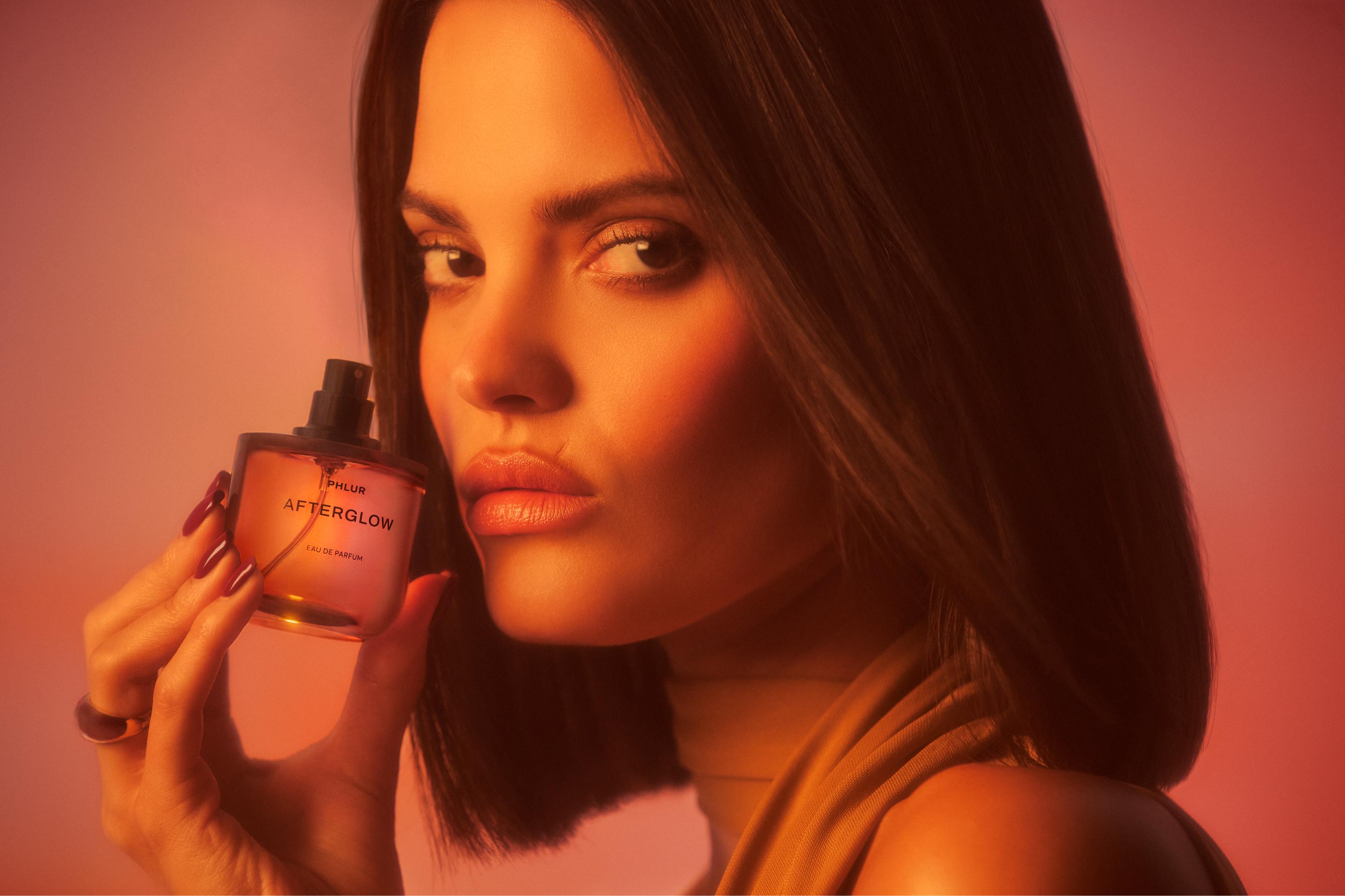 آفترغلو AFTERGLOW هو عطر عنبريّ مسكيّ دافئ، مستوحى من اندفاع البدايات الأولى للتواصل – مشرق وجذّاب ولا يُنسى