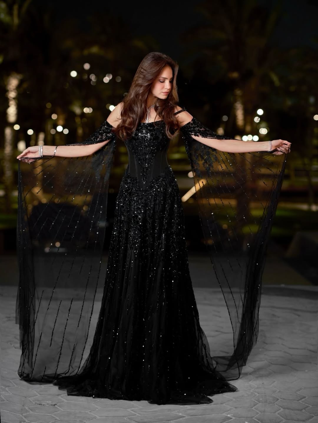  آمال ماهر بالفستان المرصع من تصاميم رامي سلمون