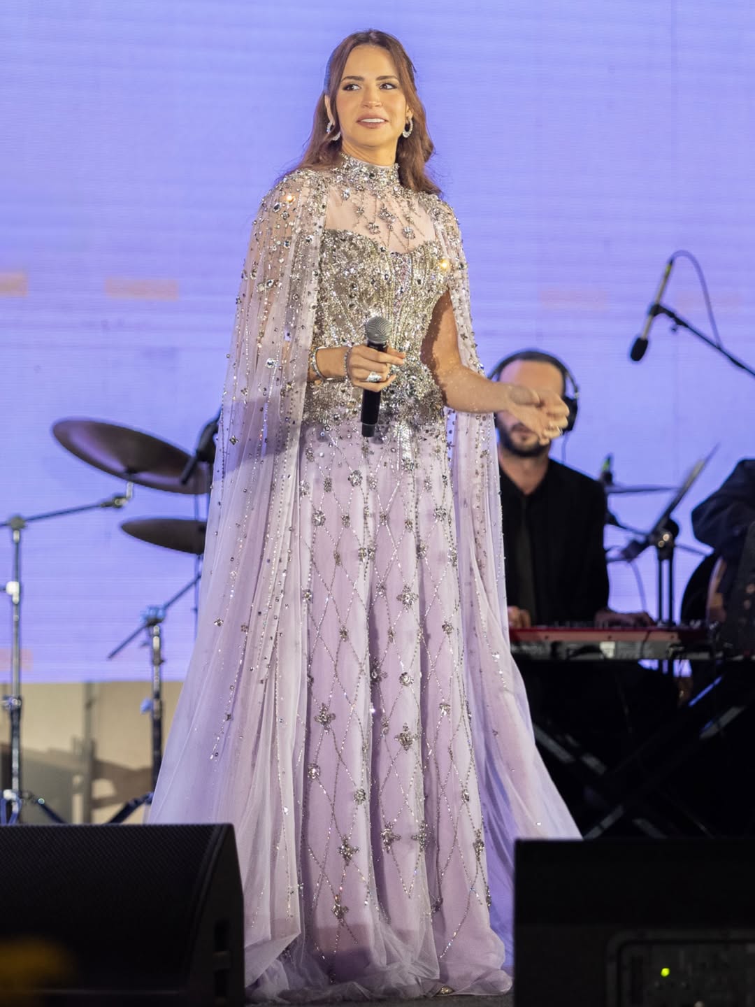  آمال ماهر بفستان تميز باللون البنفسجي الناعم