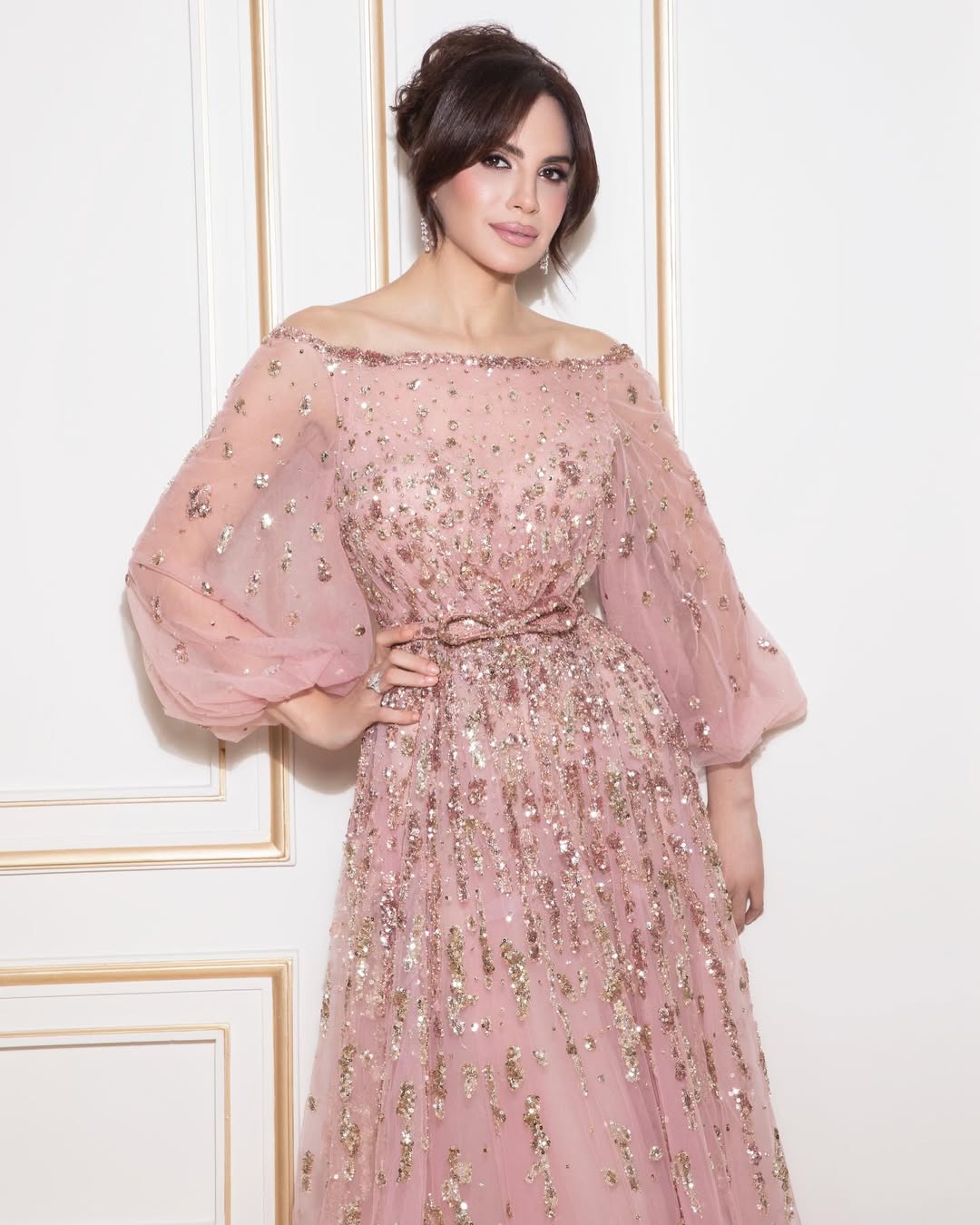 آمال ماهر بفستان سهرة  رقيق باللون الزهري الشاحب