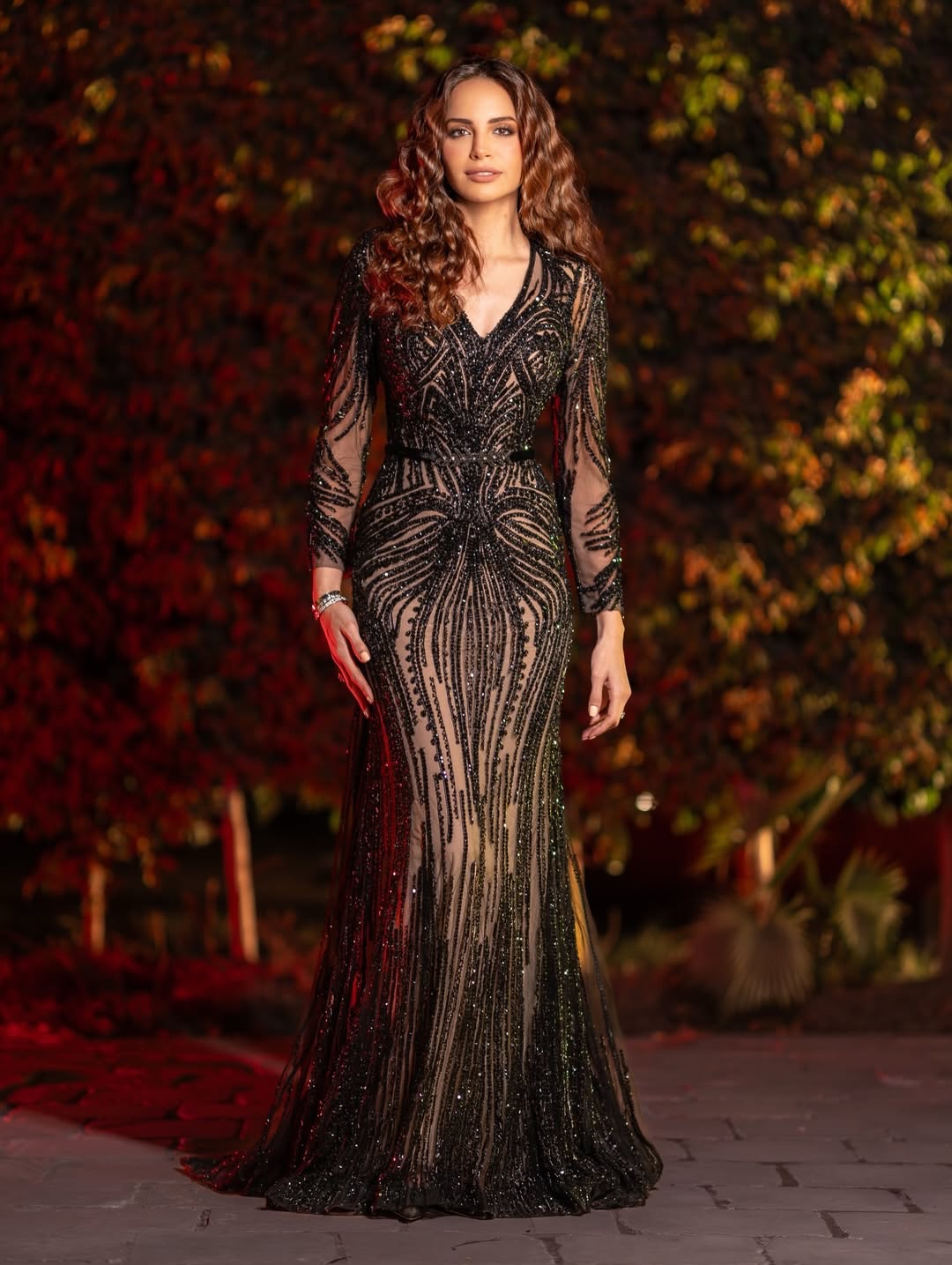  آمال ماهر بقصة الحورية المجسمة بقماش داخلي بلون نيود