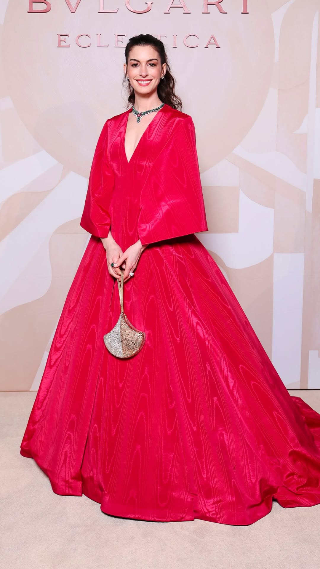  آن هاثاواي بثوب سهرة حالم باللون الأحمر من توقيع دار أزياء Valentino