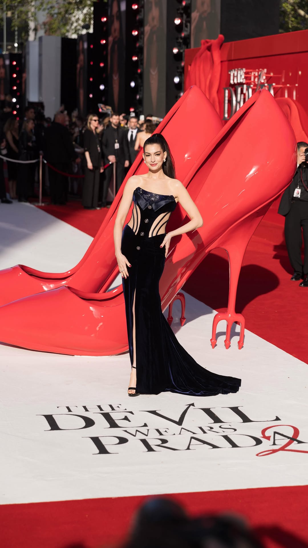 آن هاثاواي بفستان بقصة سترابلس بكورسيه مكشوف من الجانبين مع لمسة أزرار أمامية