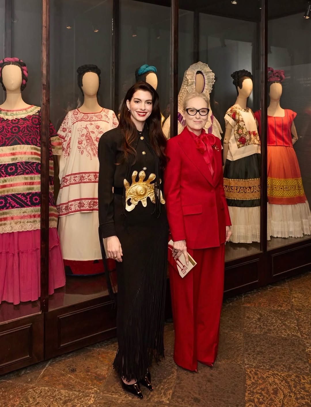 آن هاثاواي بفستان طويل باللون الأسود بقصة قميص بفتحة أزرار أمامية