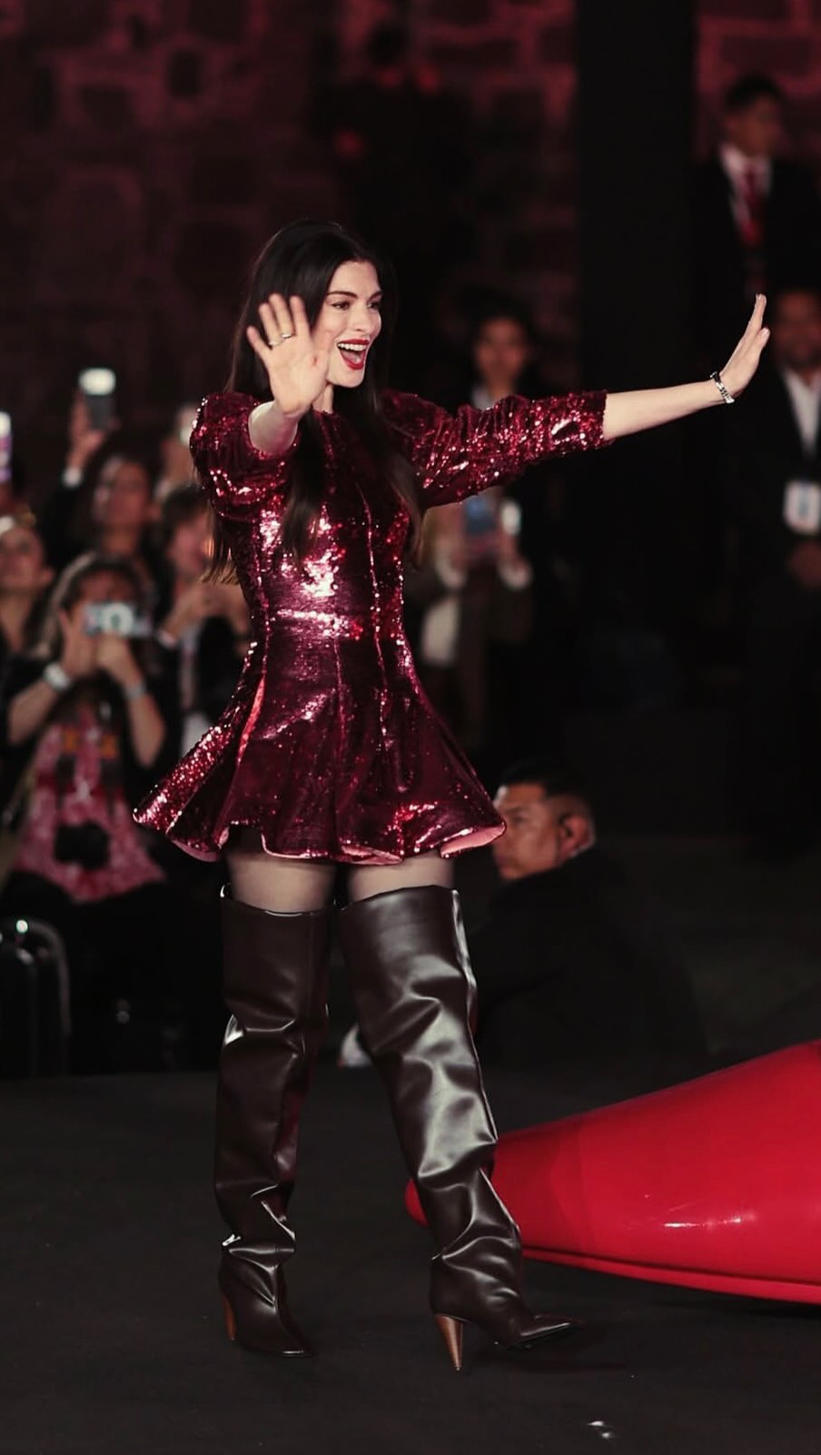 آن هاثاواي بفستان طويل باللون الأسود