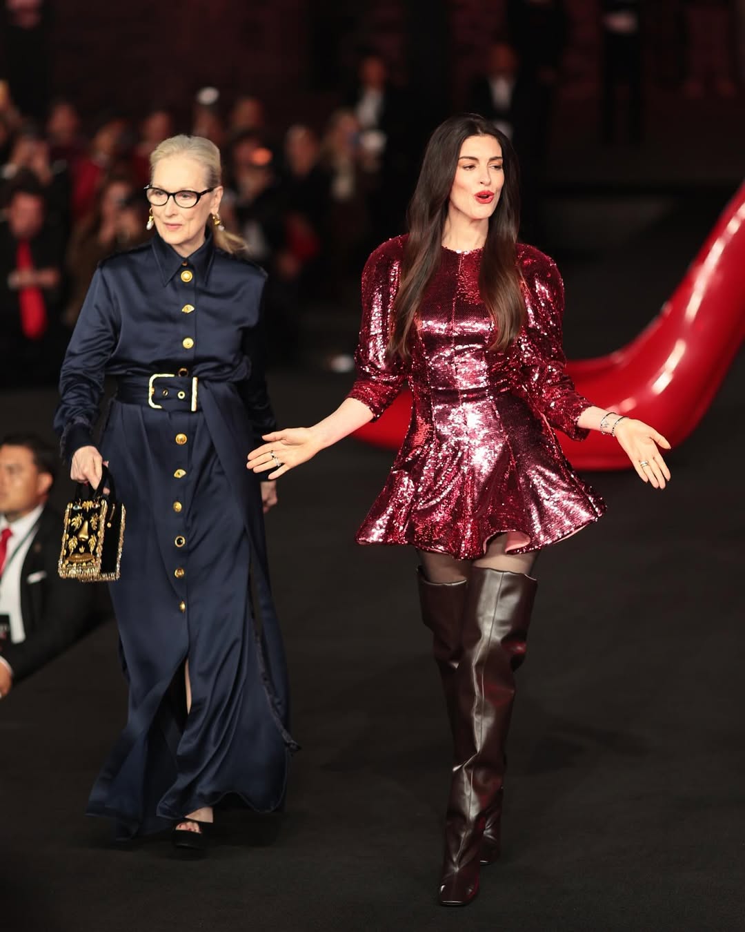 آن هاثاواي بفستان قصير باللون الأحمر الداكن بتصميم مرصع كليا بالترتر 