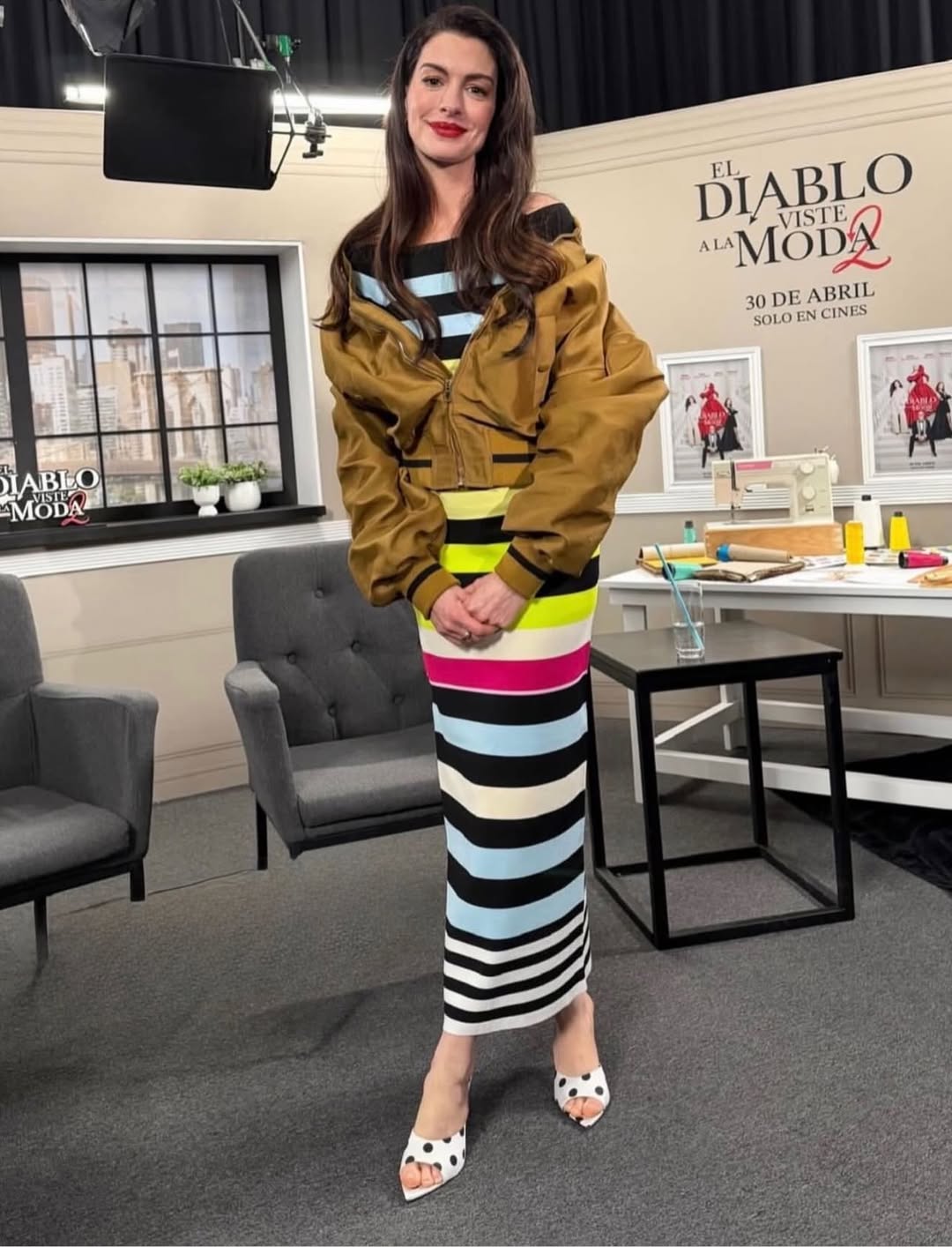 آن هاثاواي ترتدي فستانا ضيقا بطول الكاحل مصمم بقصة الأوف شولدر