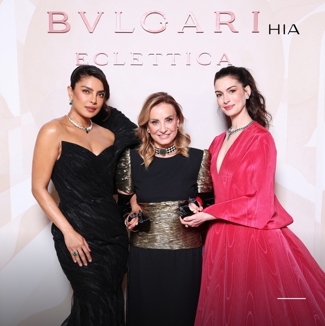 آن هاثاواي تميز فستانها بقصة منفوشة مستوحاة من عالم الأميرات