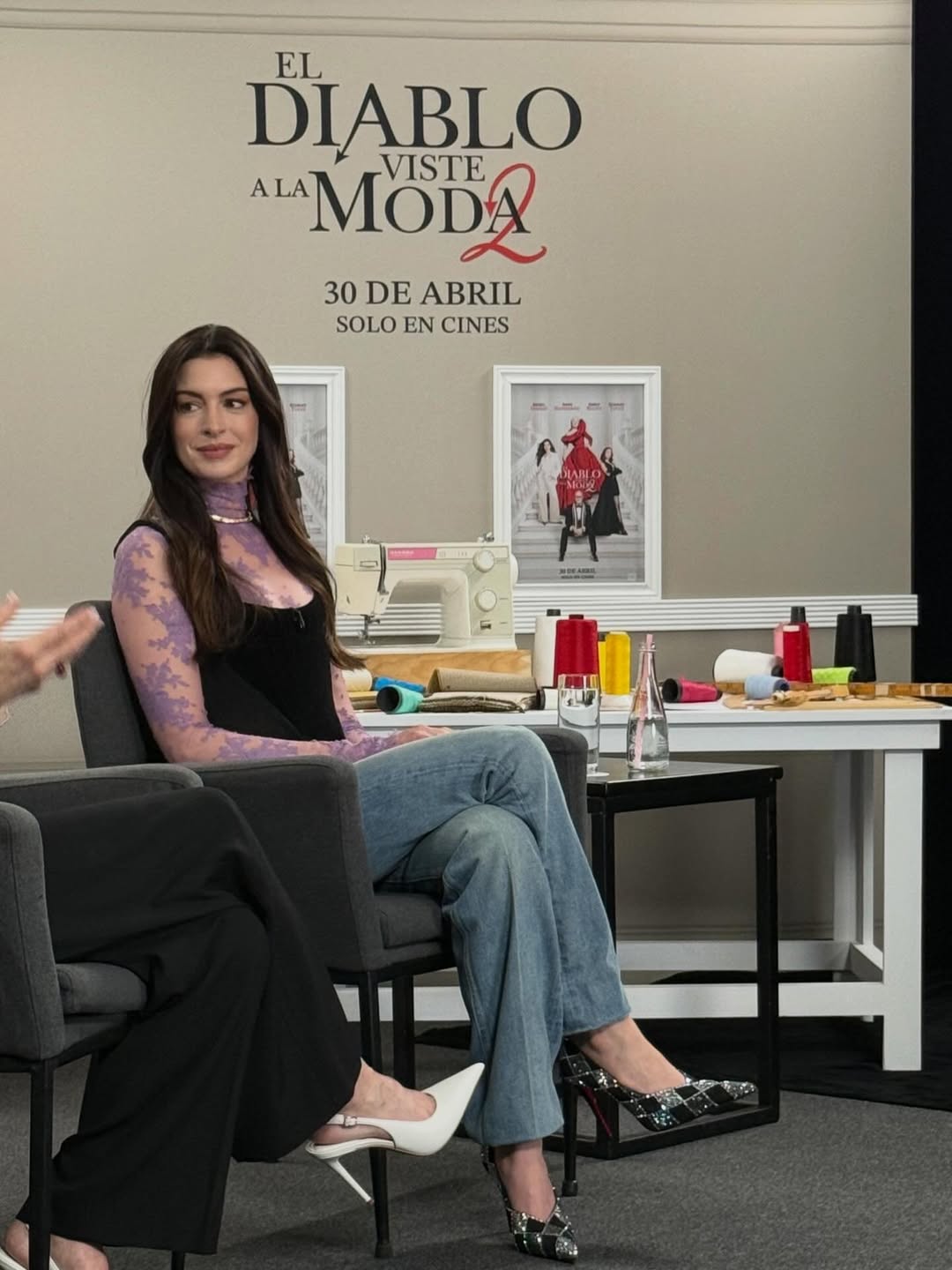 آن هاثاواي بصيحة بنطال الدنيم الشاحب