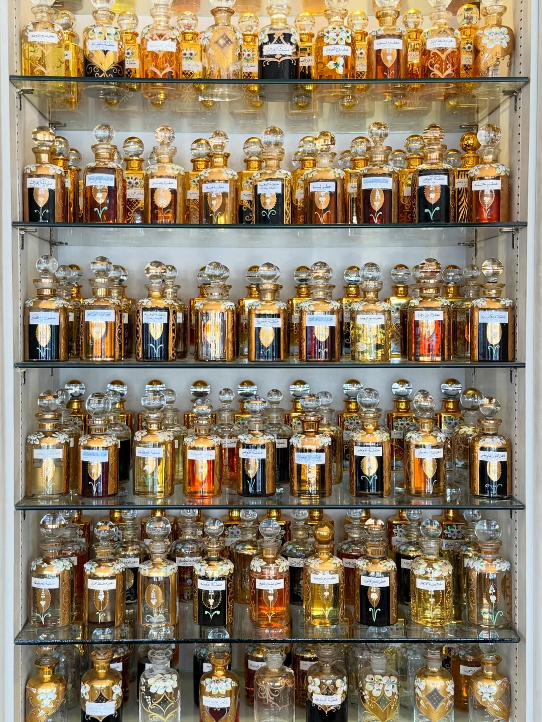 آنا تزور أحد محال العطور الجداوية الأصيلة.