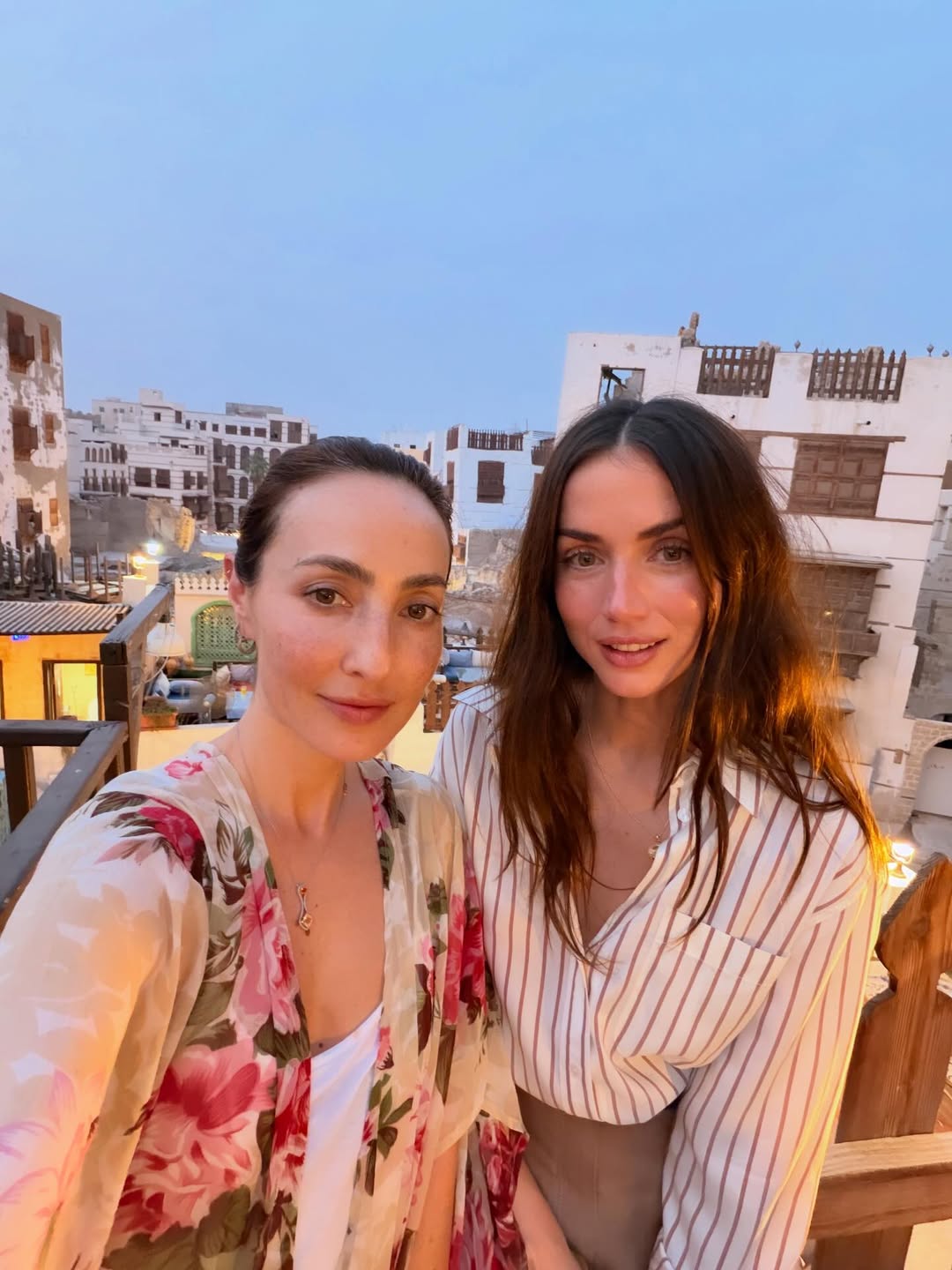 آنا تستمتع بغروب جدة من أعلى بيوتها العتيقة.