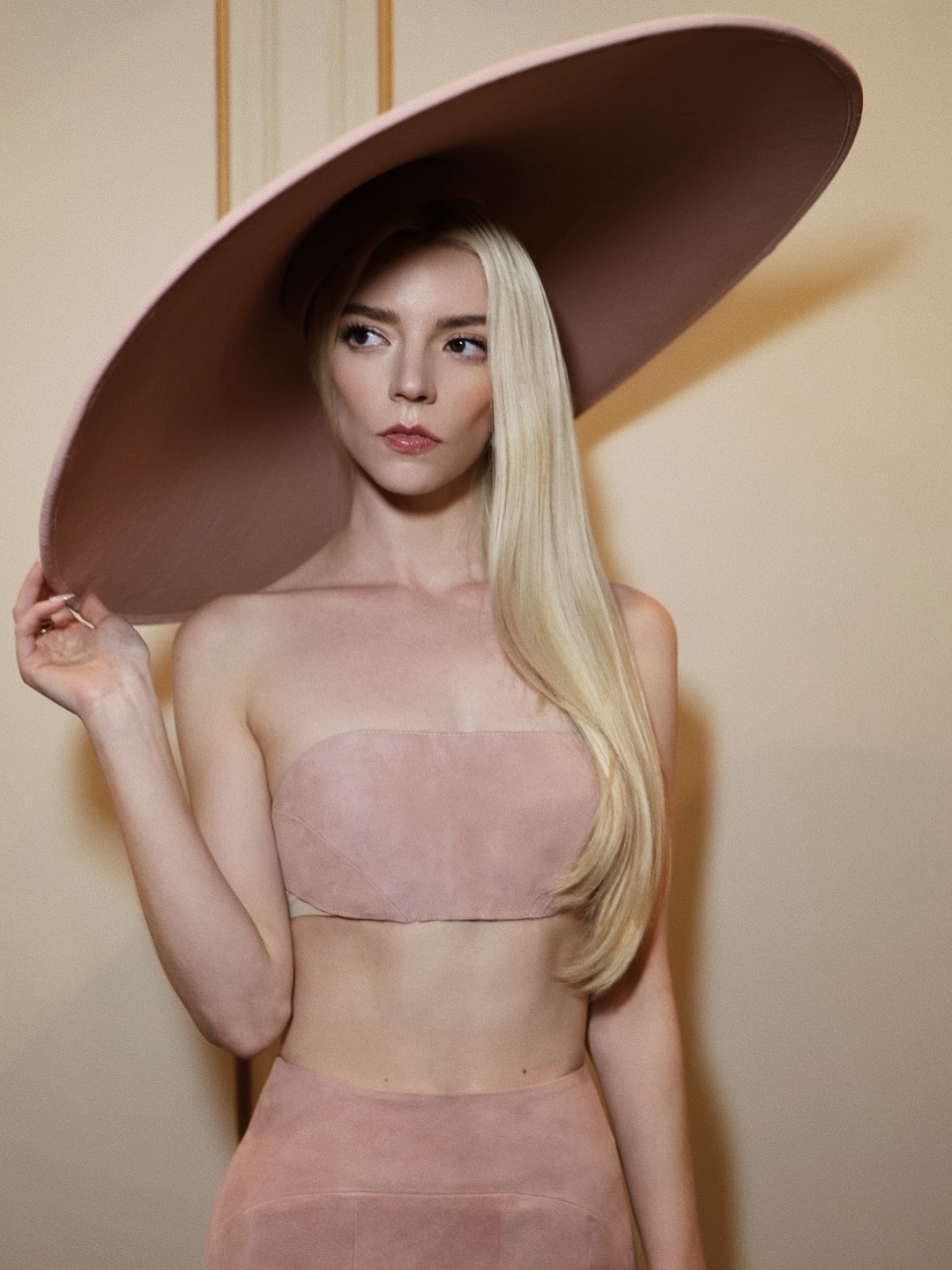 آنيا تايلور بتنورة ميدي بقصة الحورية مع كروب توب