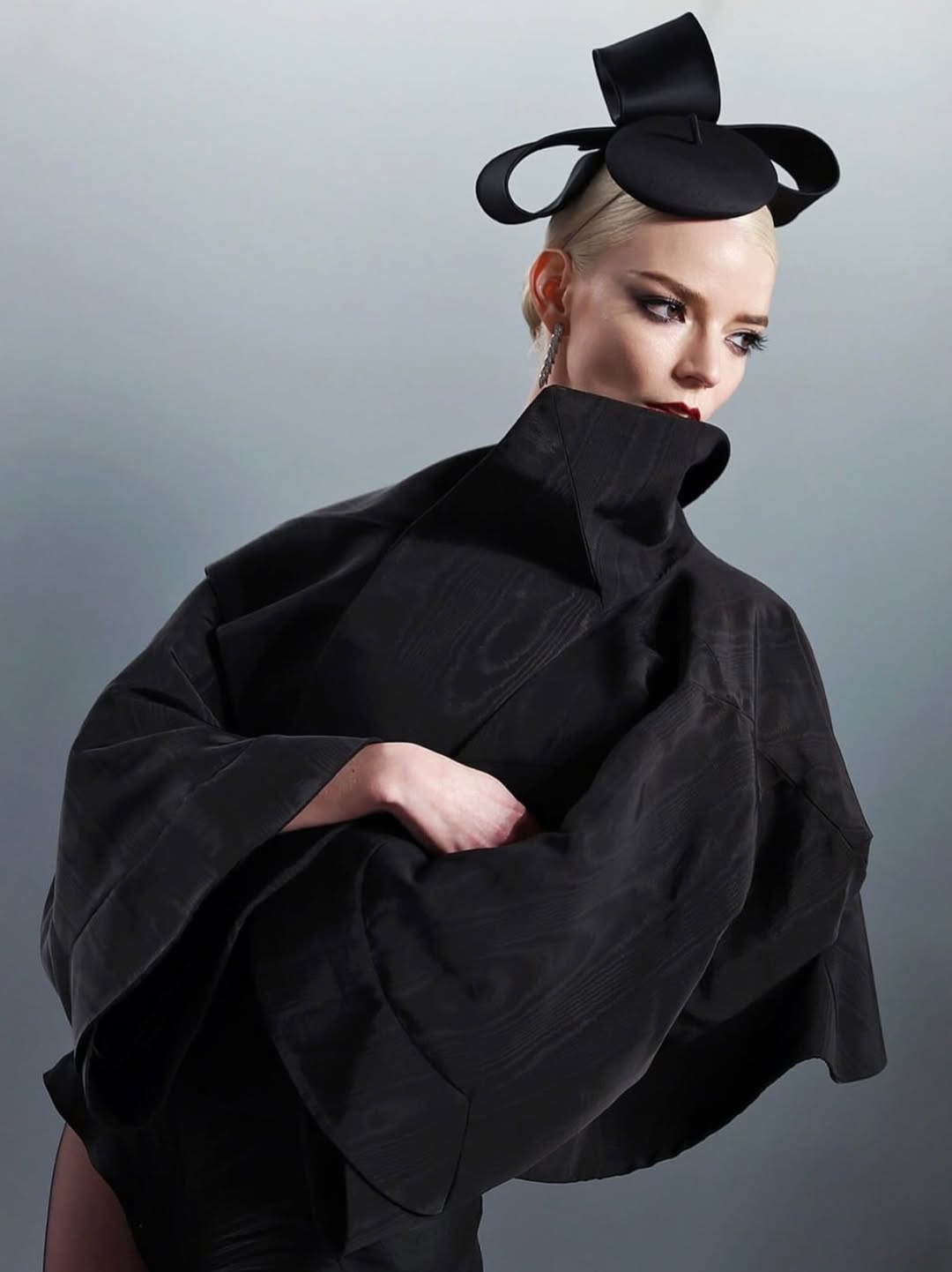 آنيا تايلور بستايل بوديسويت جريء باللون الأسود من أرشيف جون غاليانو