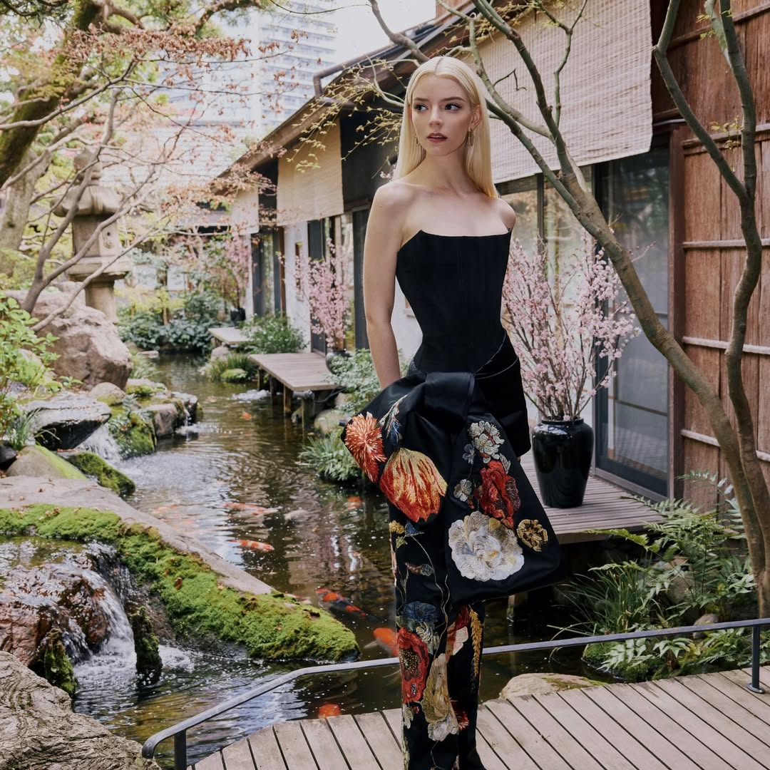  آنيا تايلور بفستان ميني سترابلس باللون الأسود