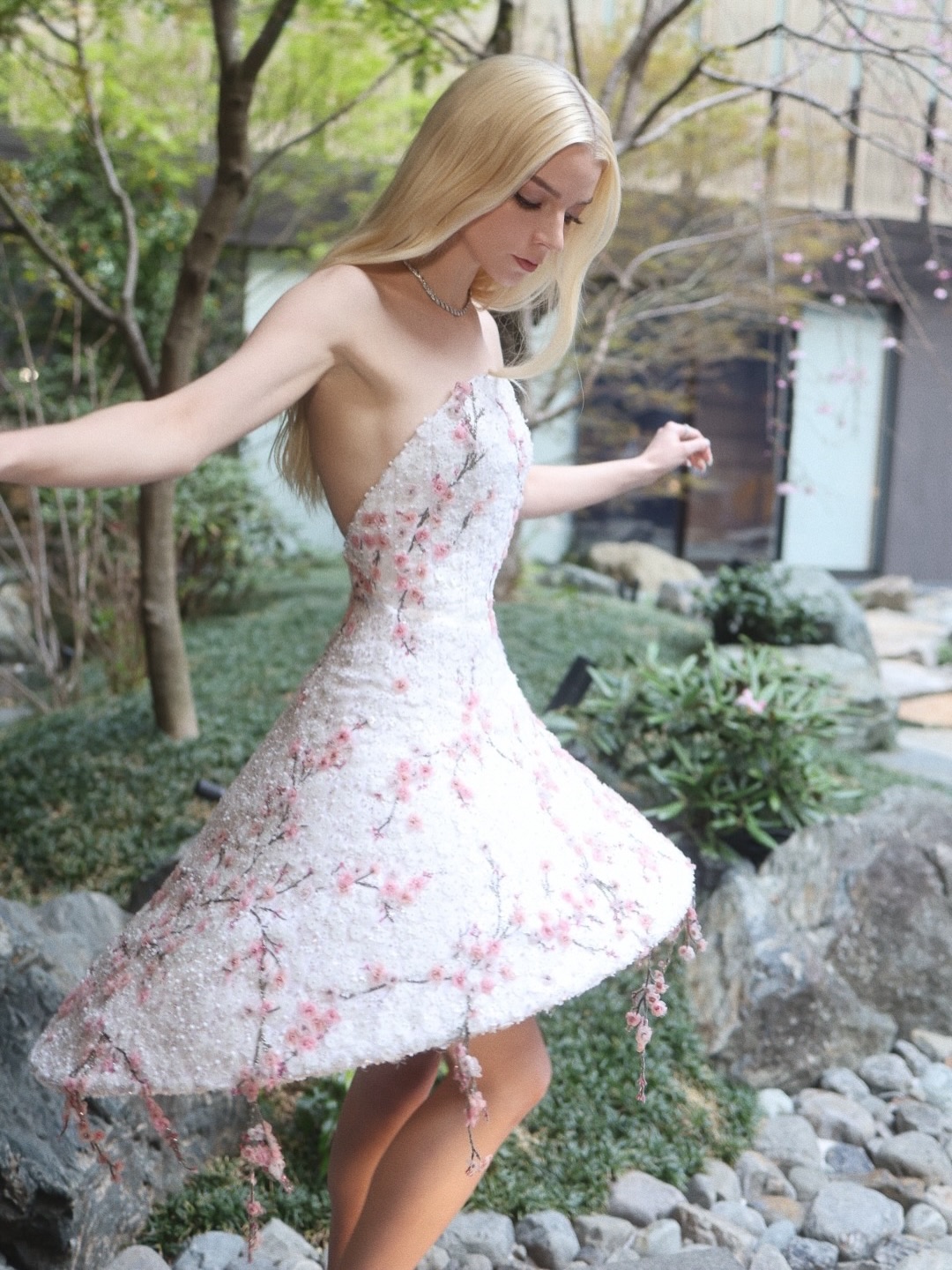 آنيا تايلور ترتدي فستانا بتصميم أنثوي من توقيع دار Dior باللون الأبيض