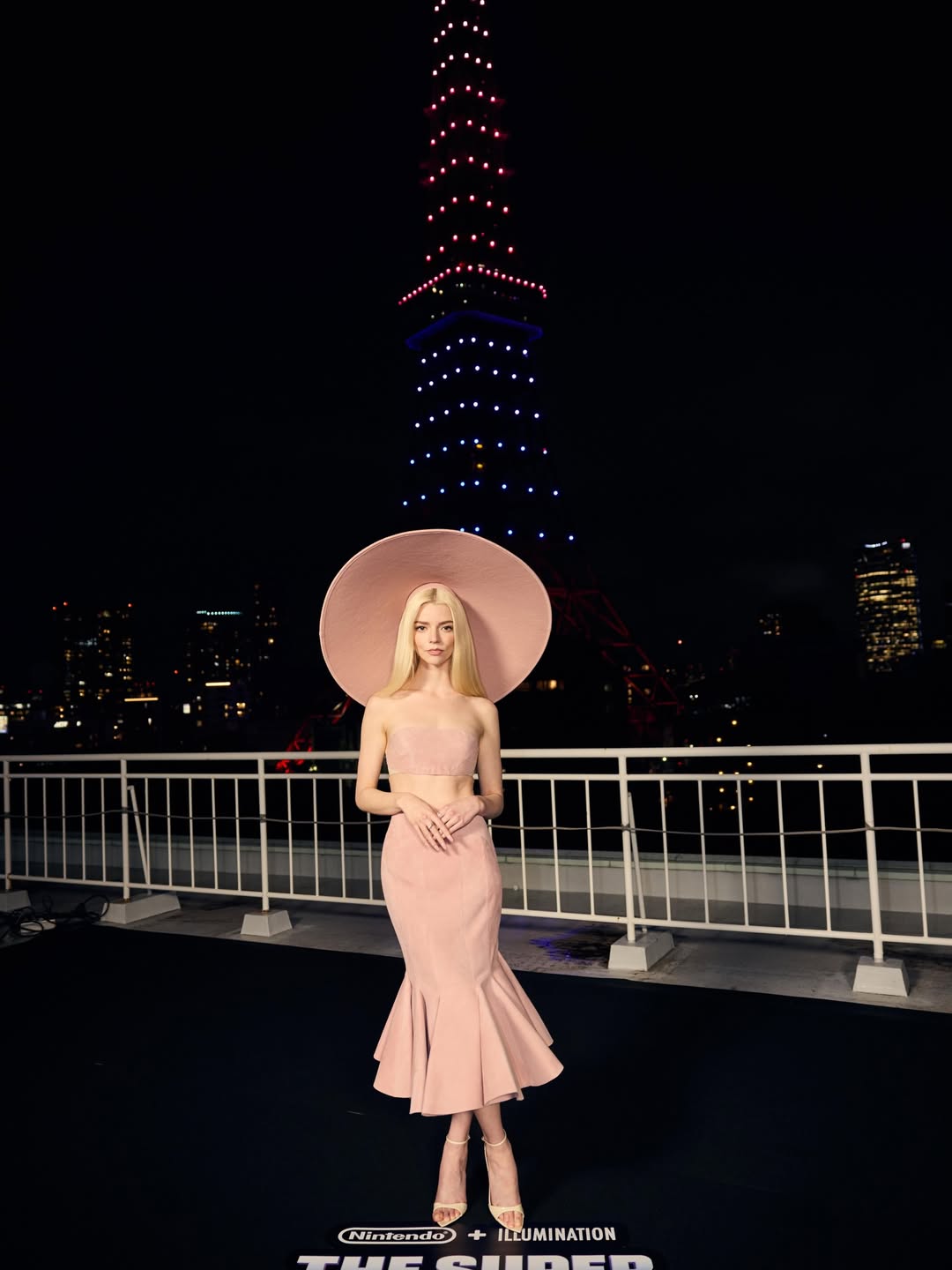 آنيا تايلور جوي بإطلالة مونوكروم من المخمل باللون الزهري الشاحب