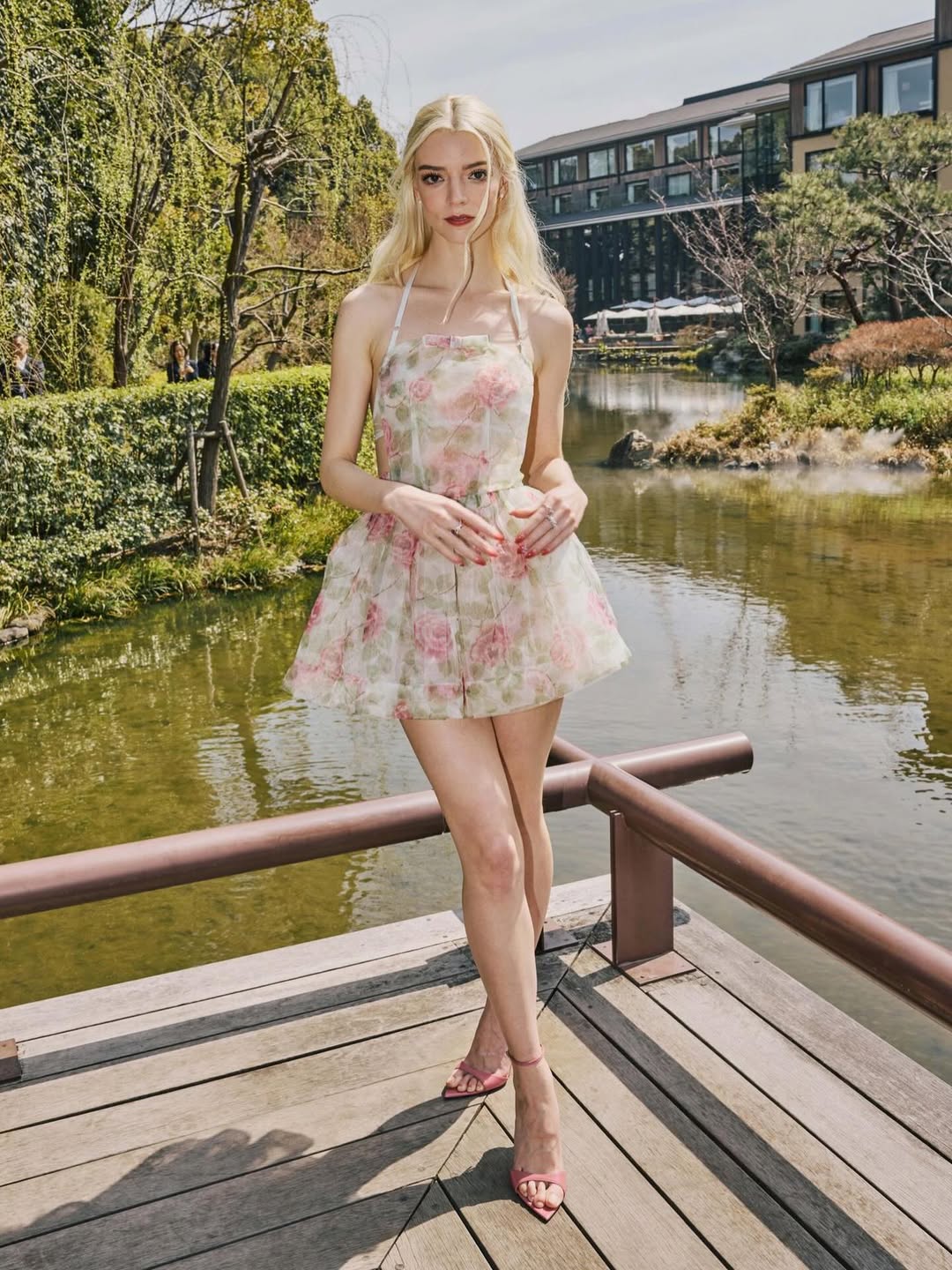 آنيا تايلور جوي بفستان ميني بلون فاتح مطبوع بكثافة بالورود المتفتحة بألوان زهرية