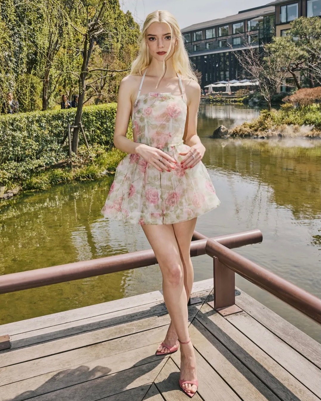  آنيا تايلور جوي بفستان ميني بلون فاتح مطبوع بكثافة بالورود المتفتحة 