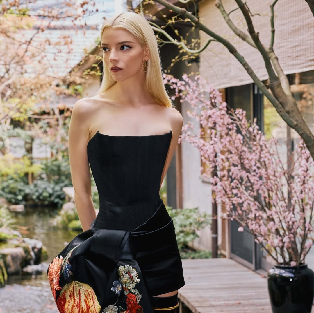 آنيا تايلور جوي فستان ميني سترابلس باللون الأسود بنكهة الربيع