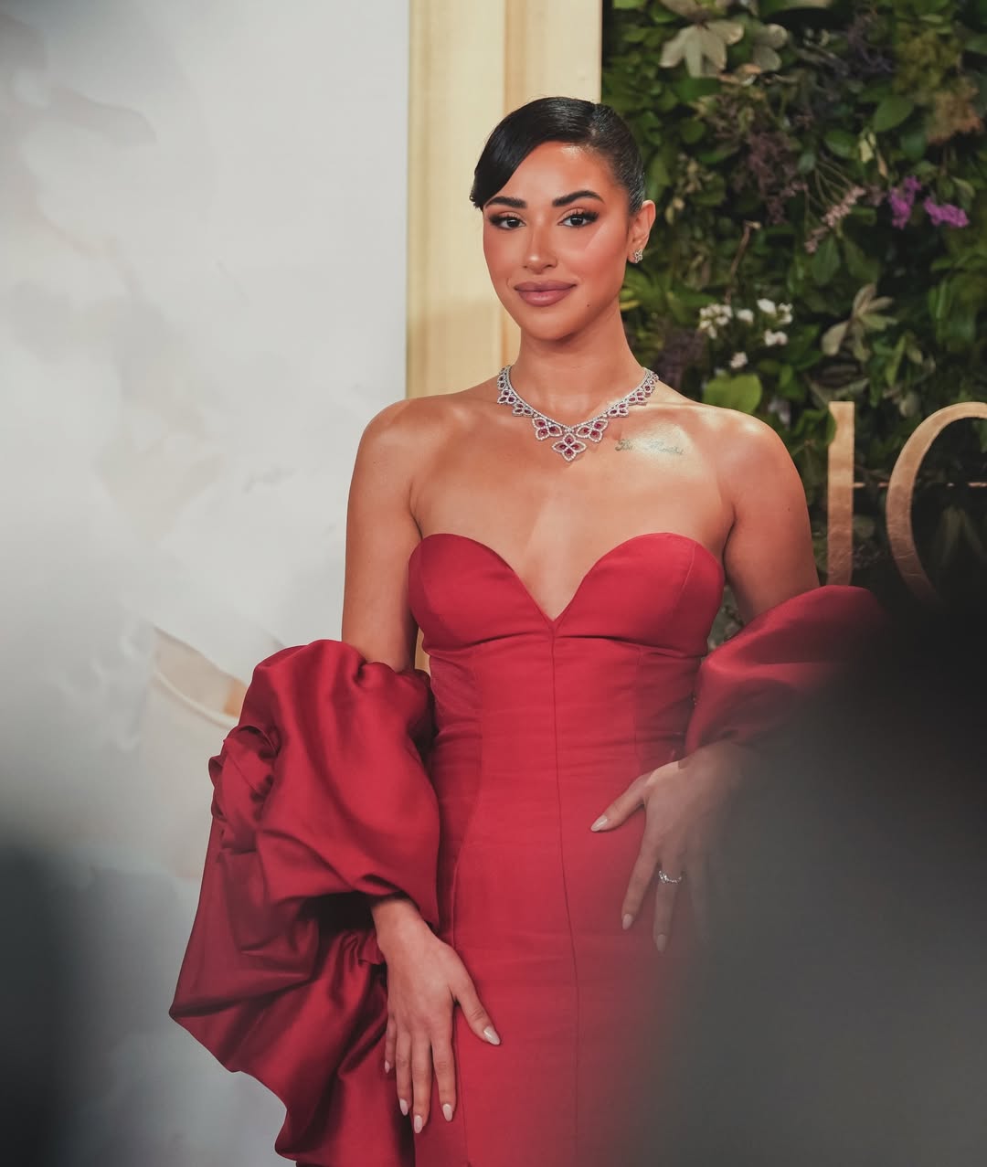 آية سماحة بفستان سهرة لافت باللون الأحمر القوي